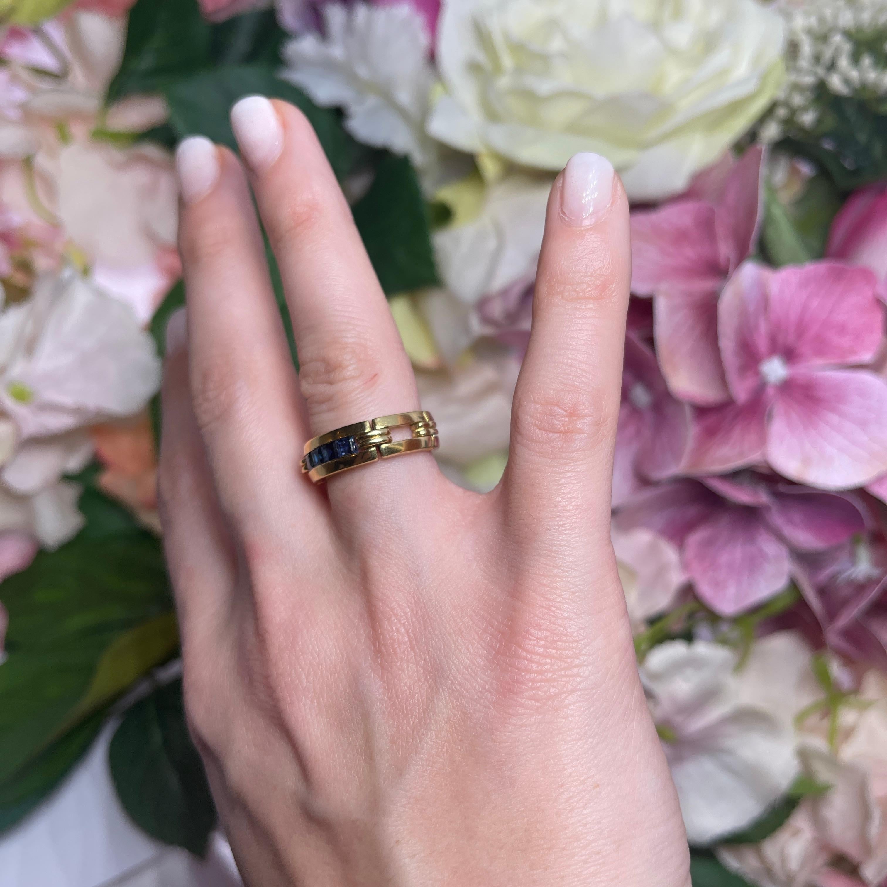 18kt Yellow Gold Flexible Band Ring with Square-Cut Sapphires For Sale 3