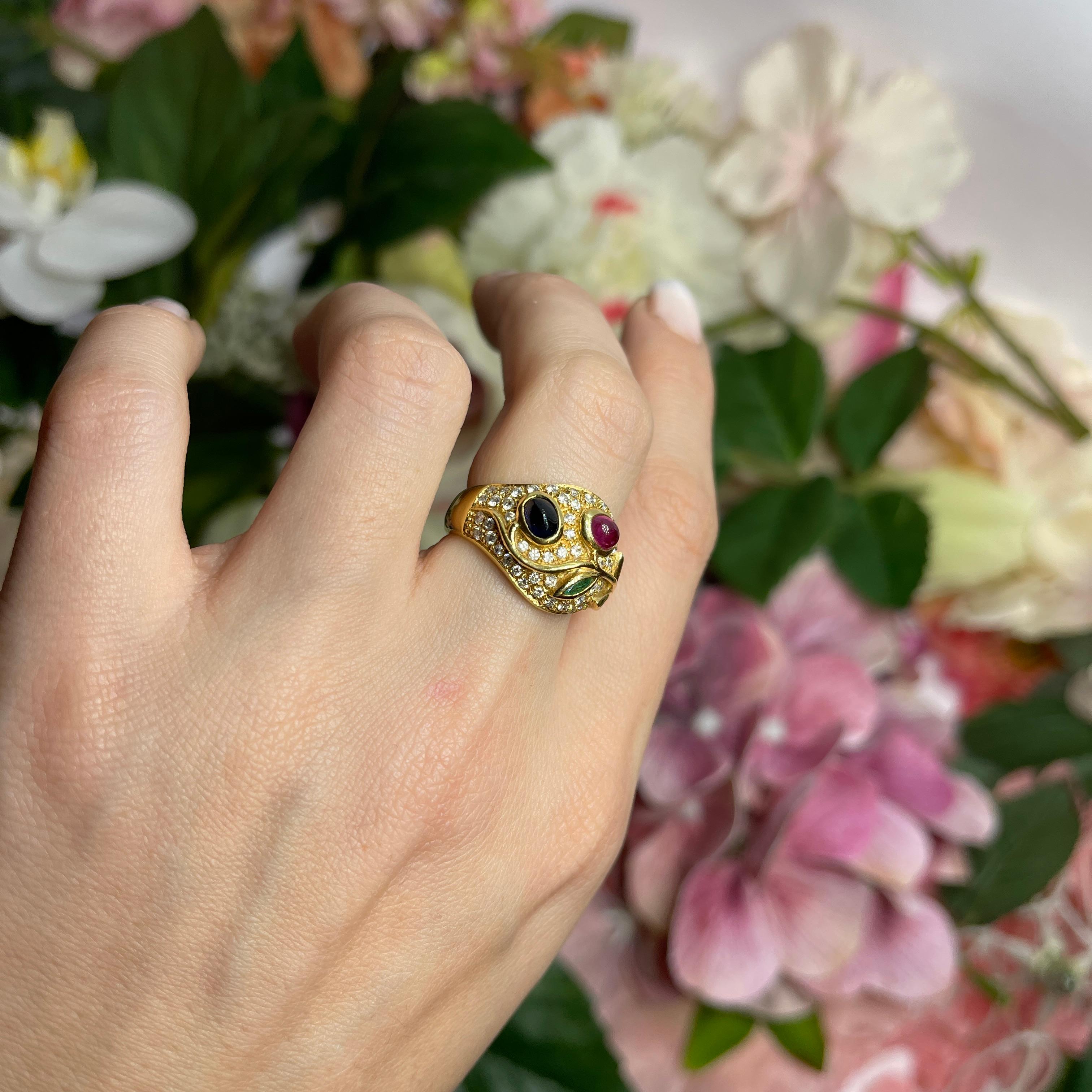 18kt Yellow Gold Floral Design Band Ring with Gemstones For Sale 3
