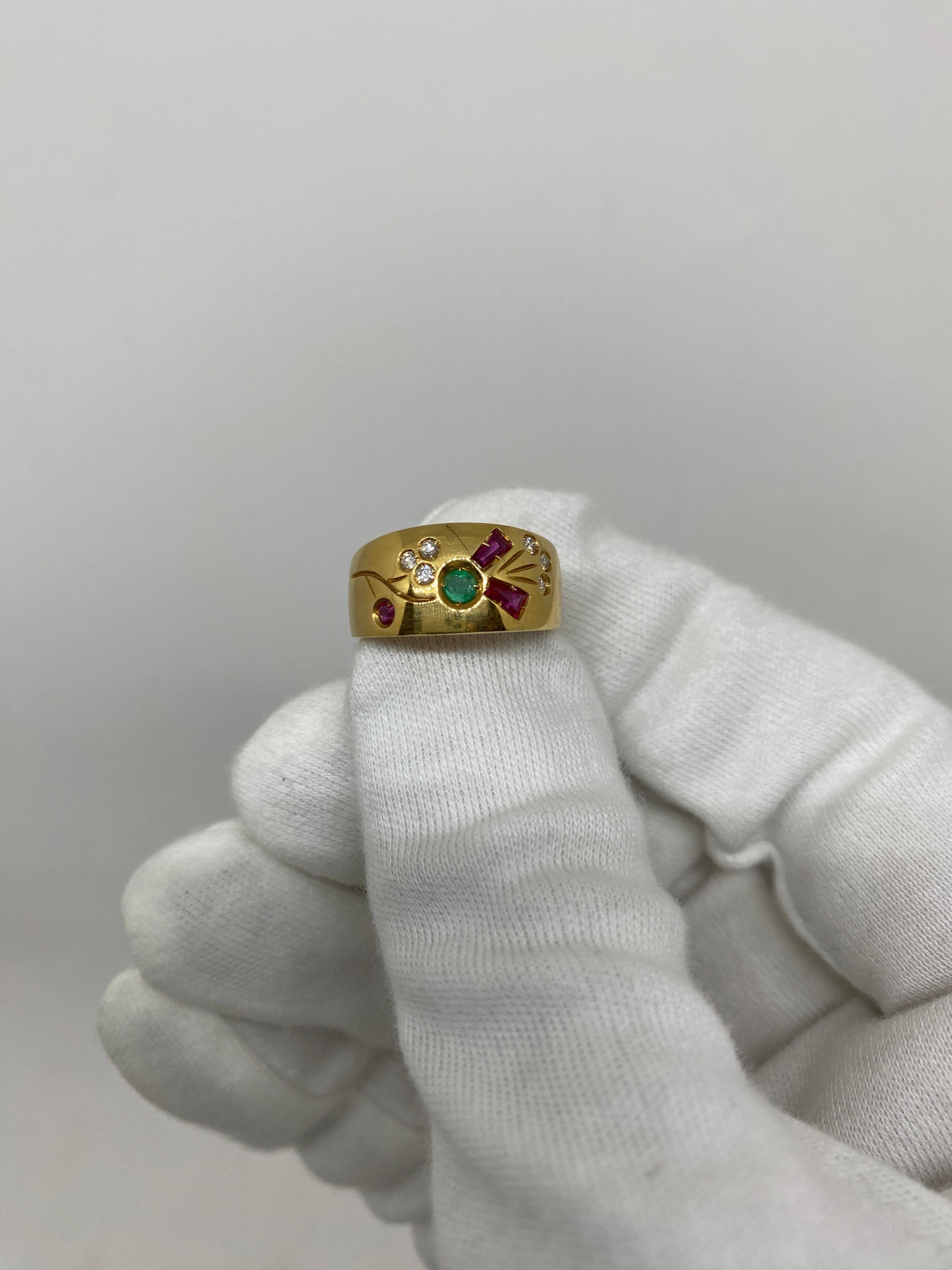 Band ring made of 18kt yellow gold with natural white brilliant-cut diamonds, red rubies and a round-cut green emerald

Welcome to our jewelry collection, where every piece tells a story of timeless elegance and unparalleled craftsmanship. As a