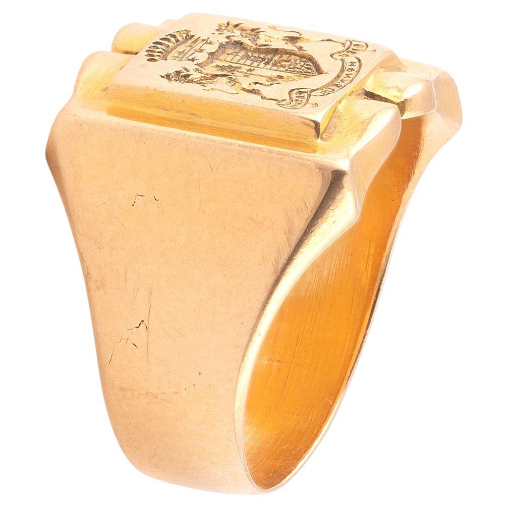 Signet ring in 18K yellow gold forming an open book and engraved with a count's coat of arms flanked by two lions and the motto 