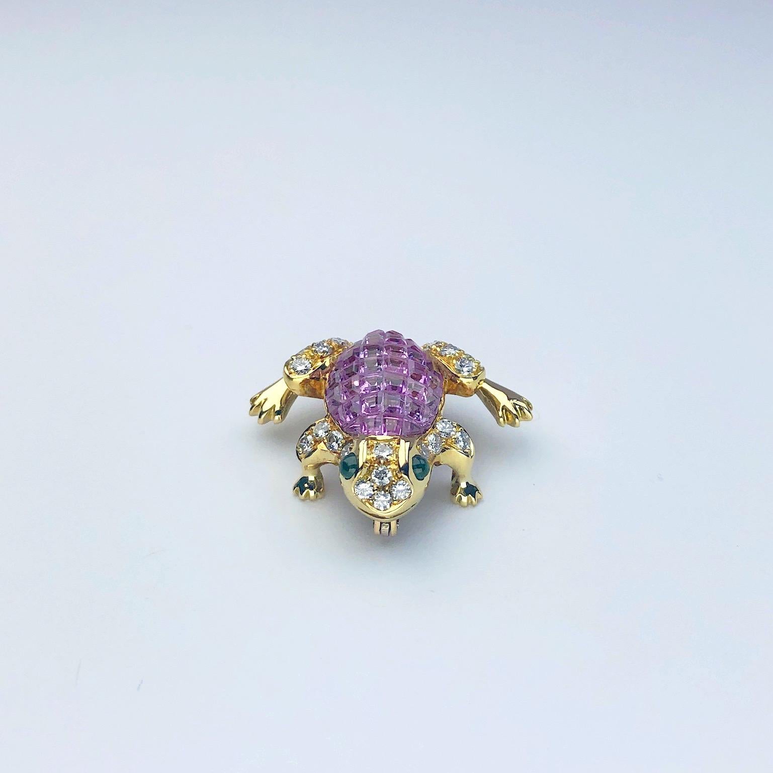 Taille carrée Broche grenouille en or 18 carats, saphirs roses, diamants et émeraudes sertis de manière invisible en vente