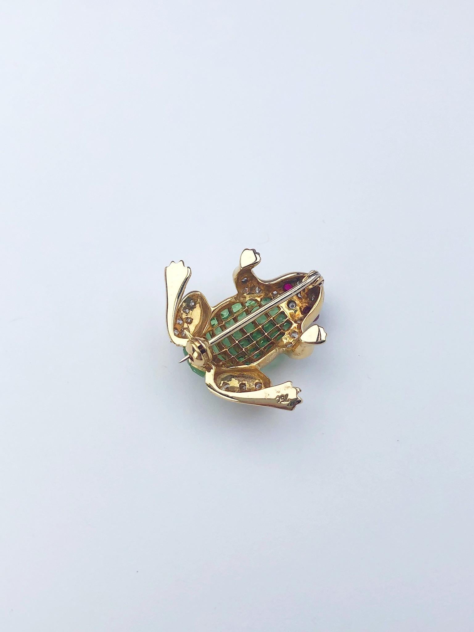 18 Karat Gold Frog Brooch with Invisibly Set Tsavorites, Diamonds, and Rubies In New Condition For Sale In New York, NY