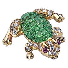 Broche grenouille en or 18 carats avec tsavorites, diamants et rubis sertis de manière invisible