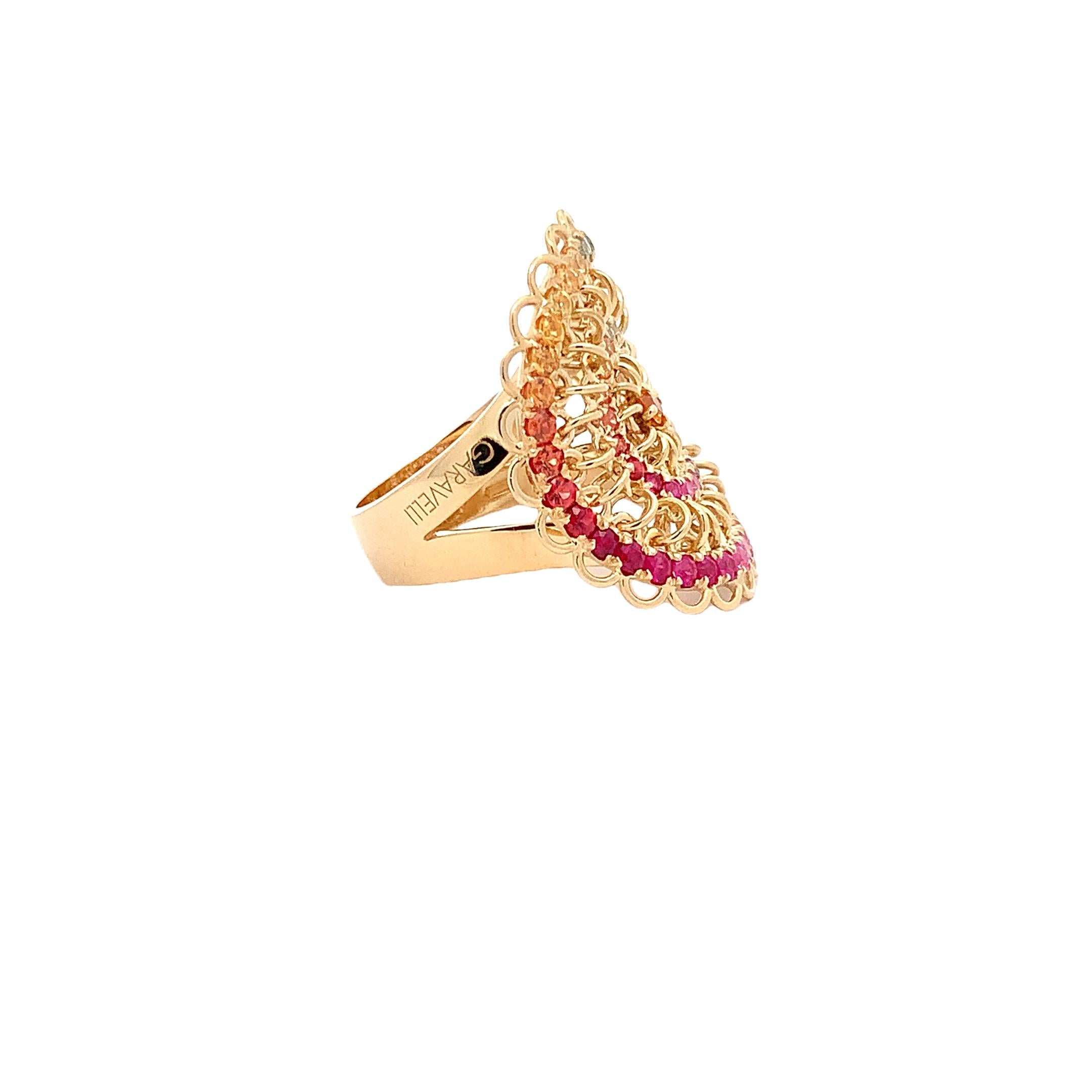 Or jaune 18KT  Garavelli  BAGUE avec un arc-en-ciel brillant de saphirs multicolores
bagues taille 7  Taille 55 UE 
OR  : grammes 15.7
Saphirs ct : 1.79
Fabriqué en Italie à Valenza.   Il est de taille conséquente.
 