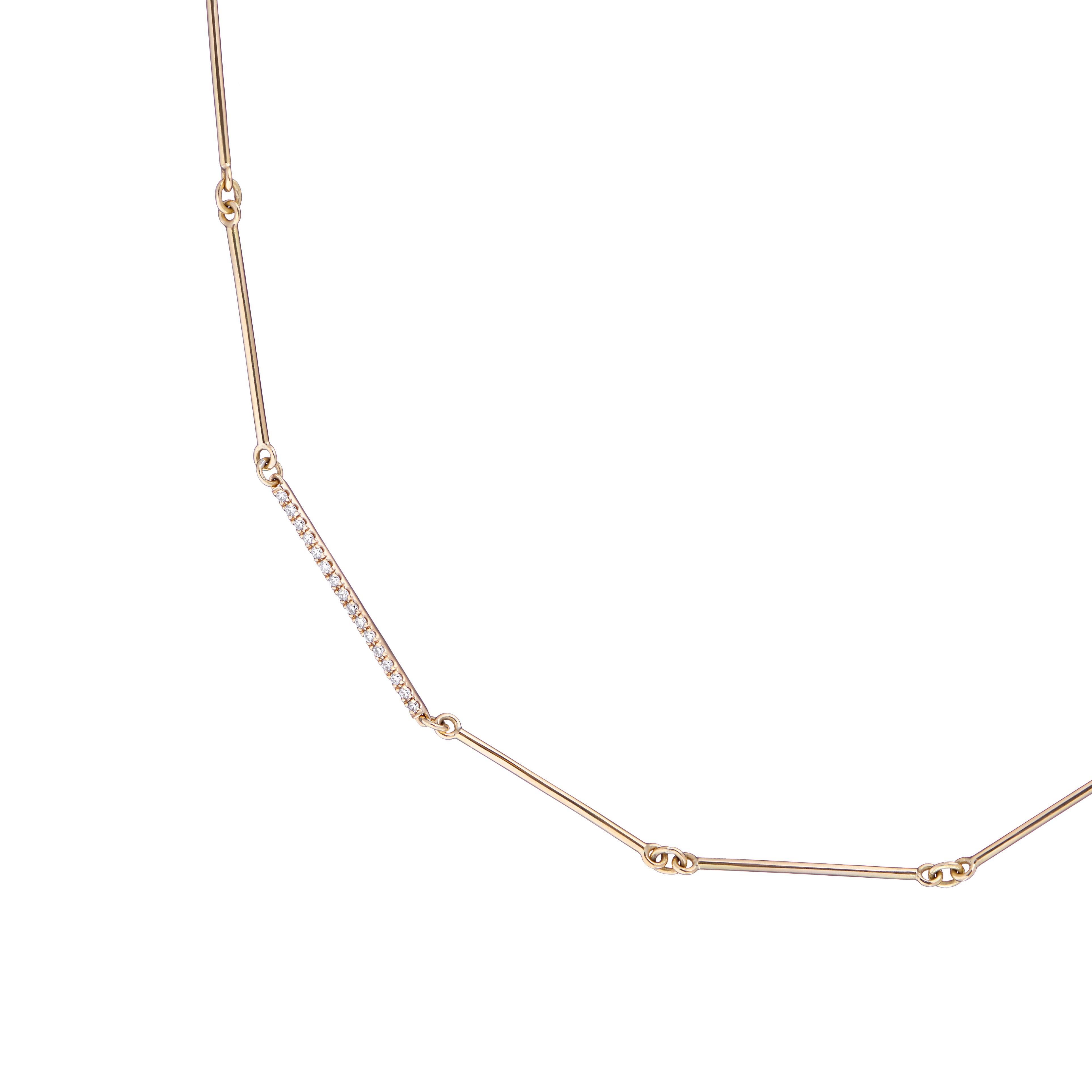 Timeless and elegant - this 18kt yellow gold 18