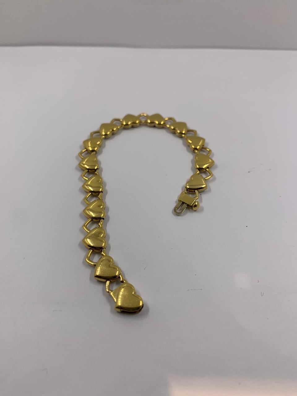 18 Karat Yellow Gold Heart Bracelet, 28.6 Grams In New Condition For Sale In Wilmington, DE