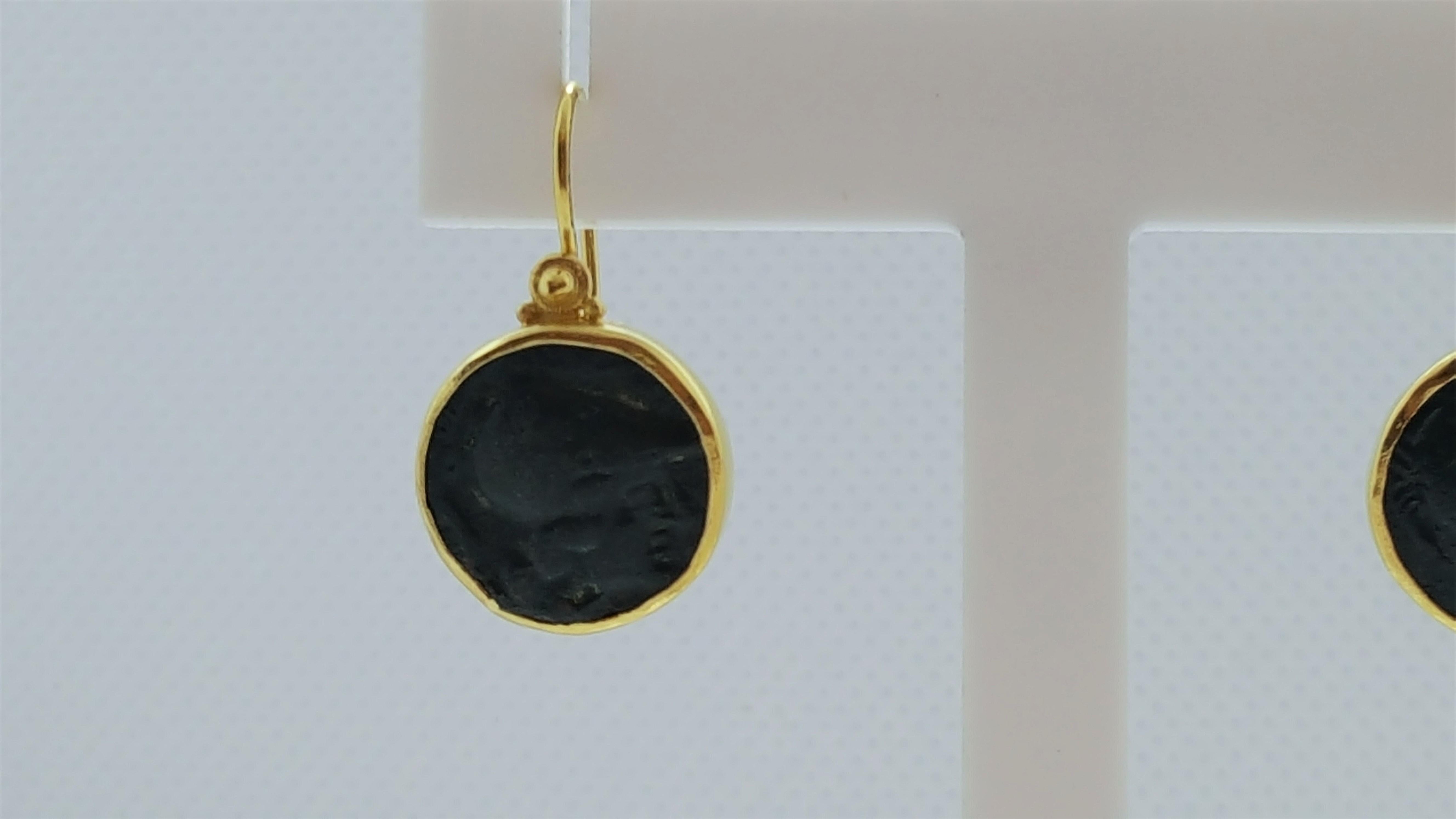 Grec classique Pendants d'oreilles en or jaune 18 carats de style crochet avec pièce de monnaie à chaton de style ancien, Grèce en vente