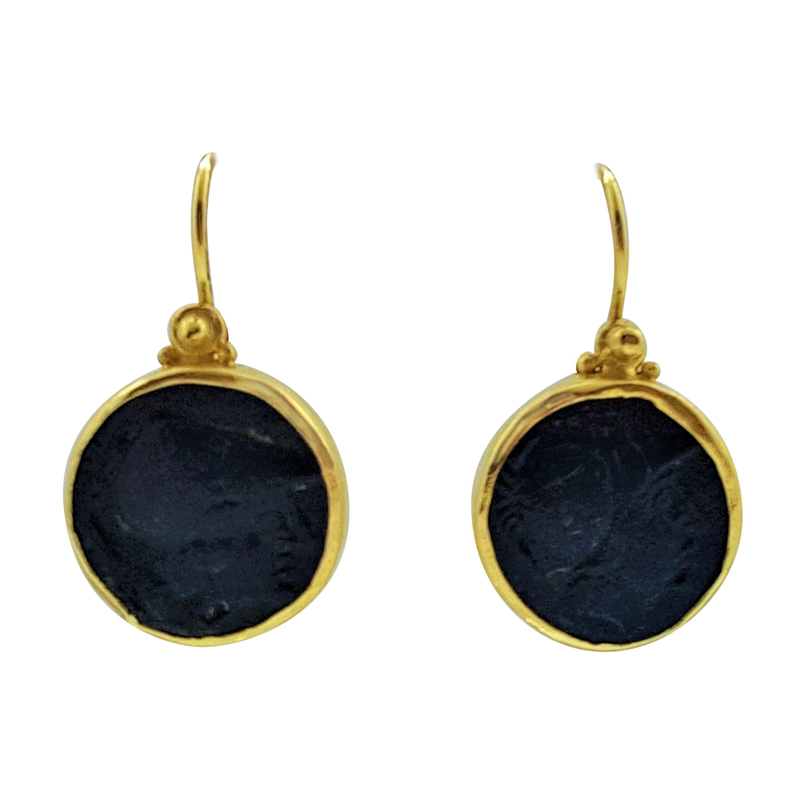 Pendants d'oreilles en or jaune 18 carats de style crochet avec pièce de monnaie à chaton de style ancien, Grèce en vente