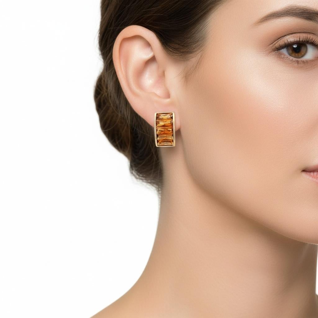 Cette élégante paire d'Eleg met en valeur la beauté chaleureuse de la citrine naturelle. Elle est fabriquée de manière experte en or jaune 18 carats lustré et comprend 10 citrines orange de taille française pesant 13,50 carats qui affichent de