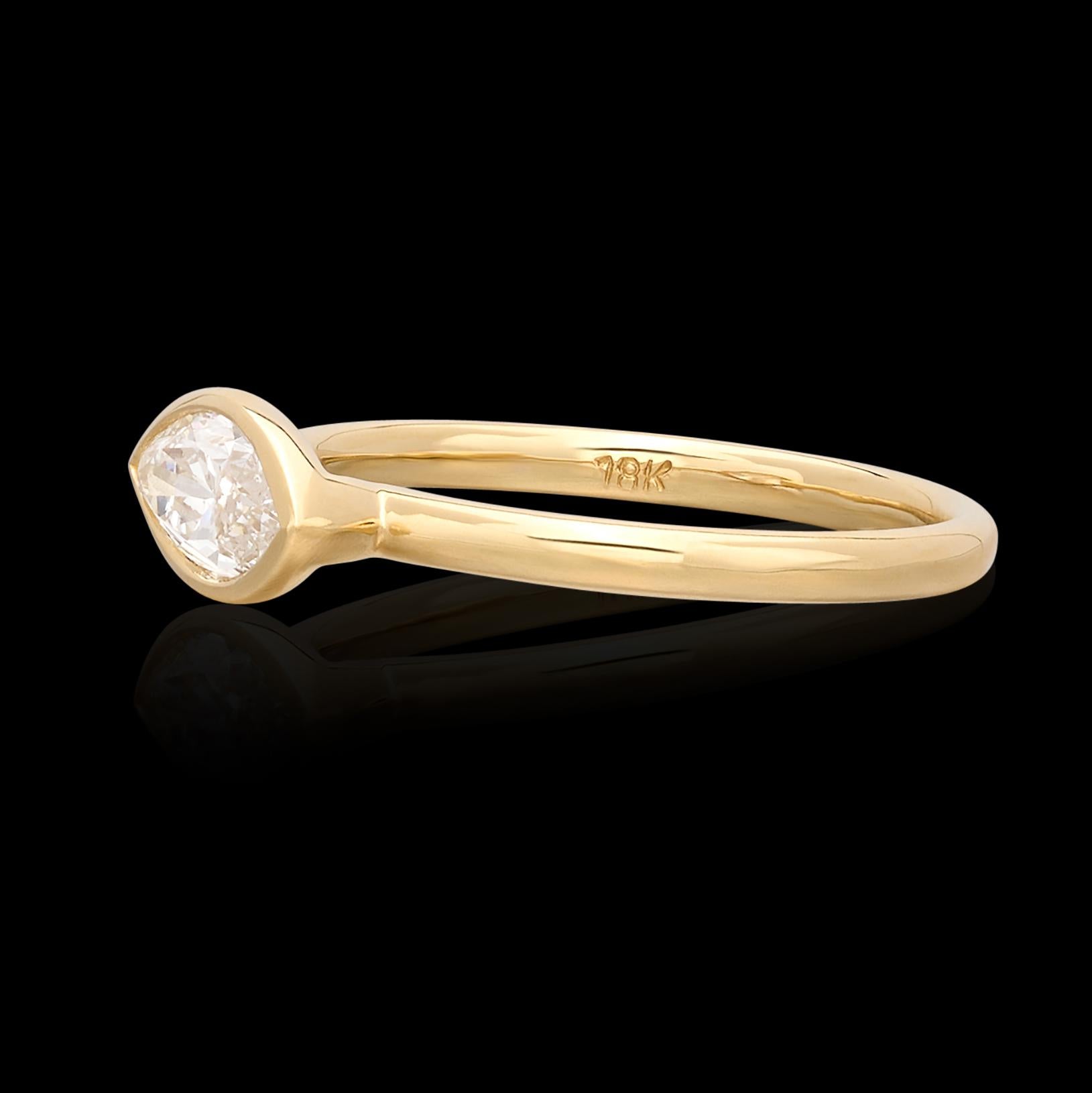 Women's 18kt Yellow Gold Horizontal Set Marquise Diamond Ring For Sale