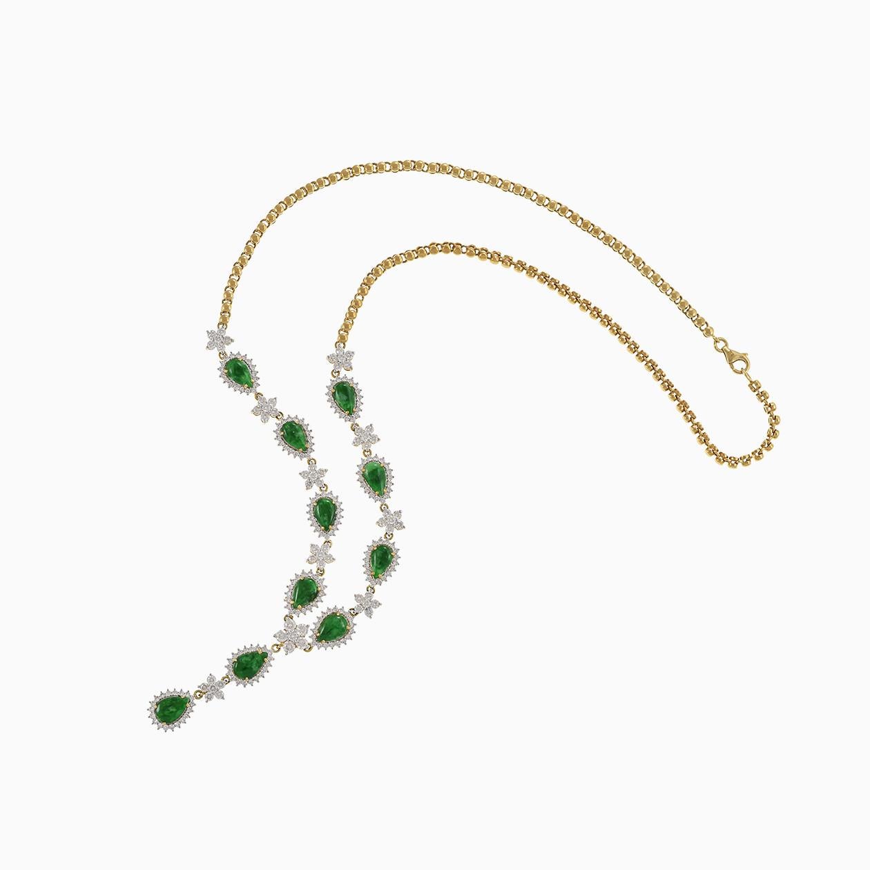 18KT Yellow Gold Jade and Diamond Necklace In Excellent Condition In New York, NY