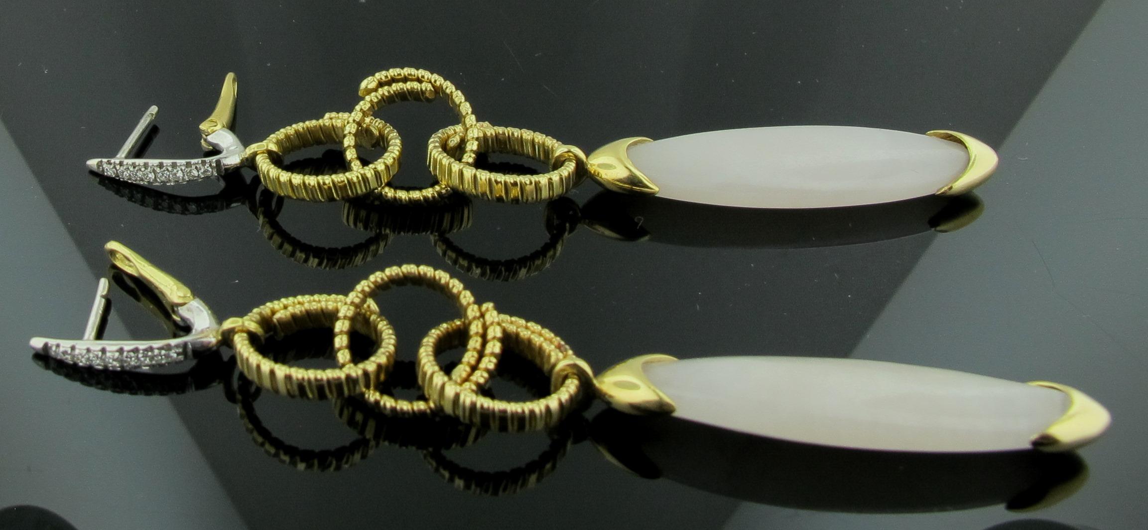 Boucles d'oreilles en goutte en or jaune 18 carats, jadéite et diamant Excellent état - En vente à Palm Desert, CA