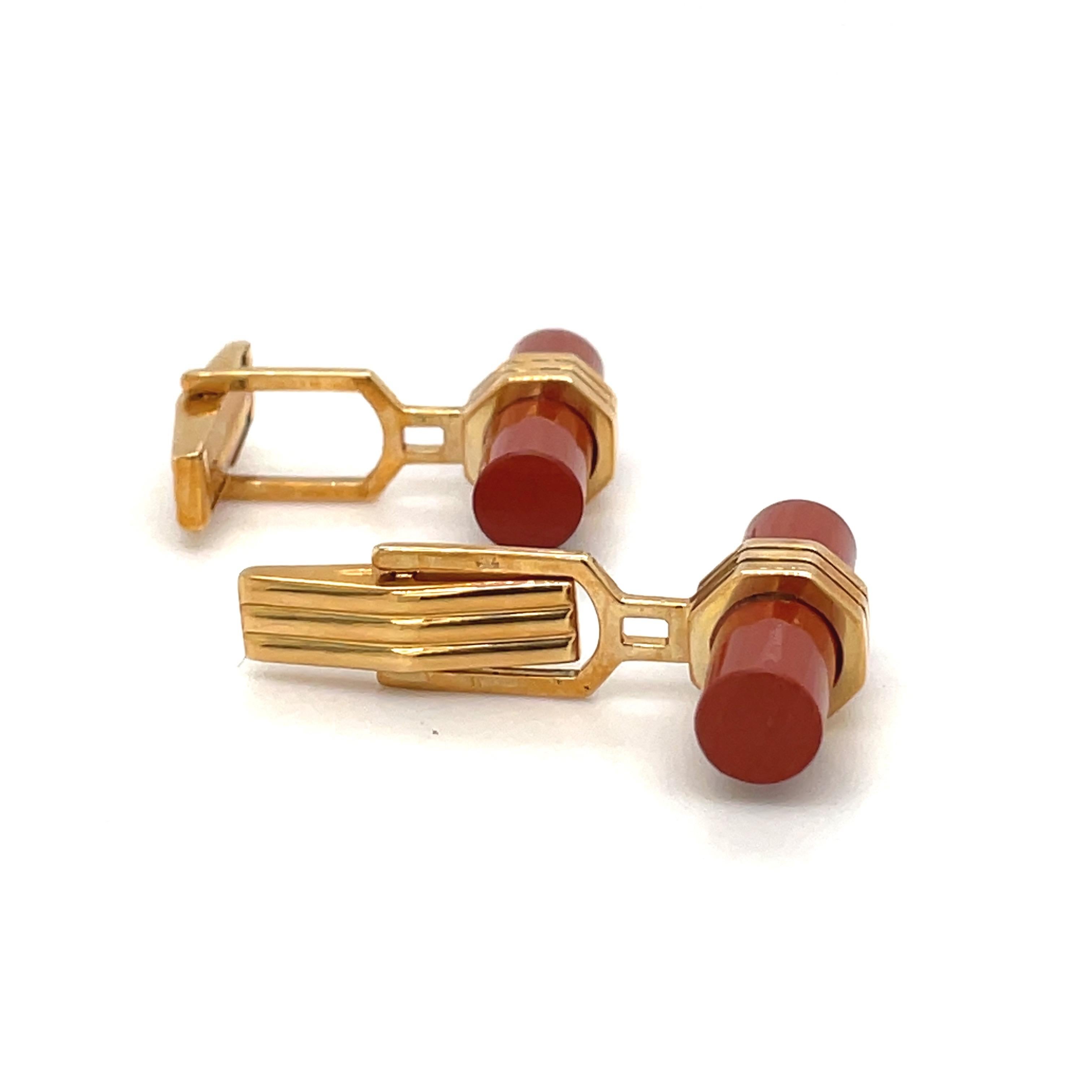 Classic 18KT yellow gold bar style cuff links. Three rings of gold hold a cylinder of natural jasper.
The cuff links have collapsible backs and are stamped  750.