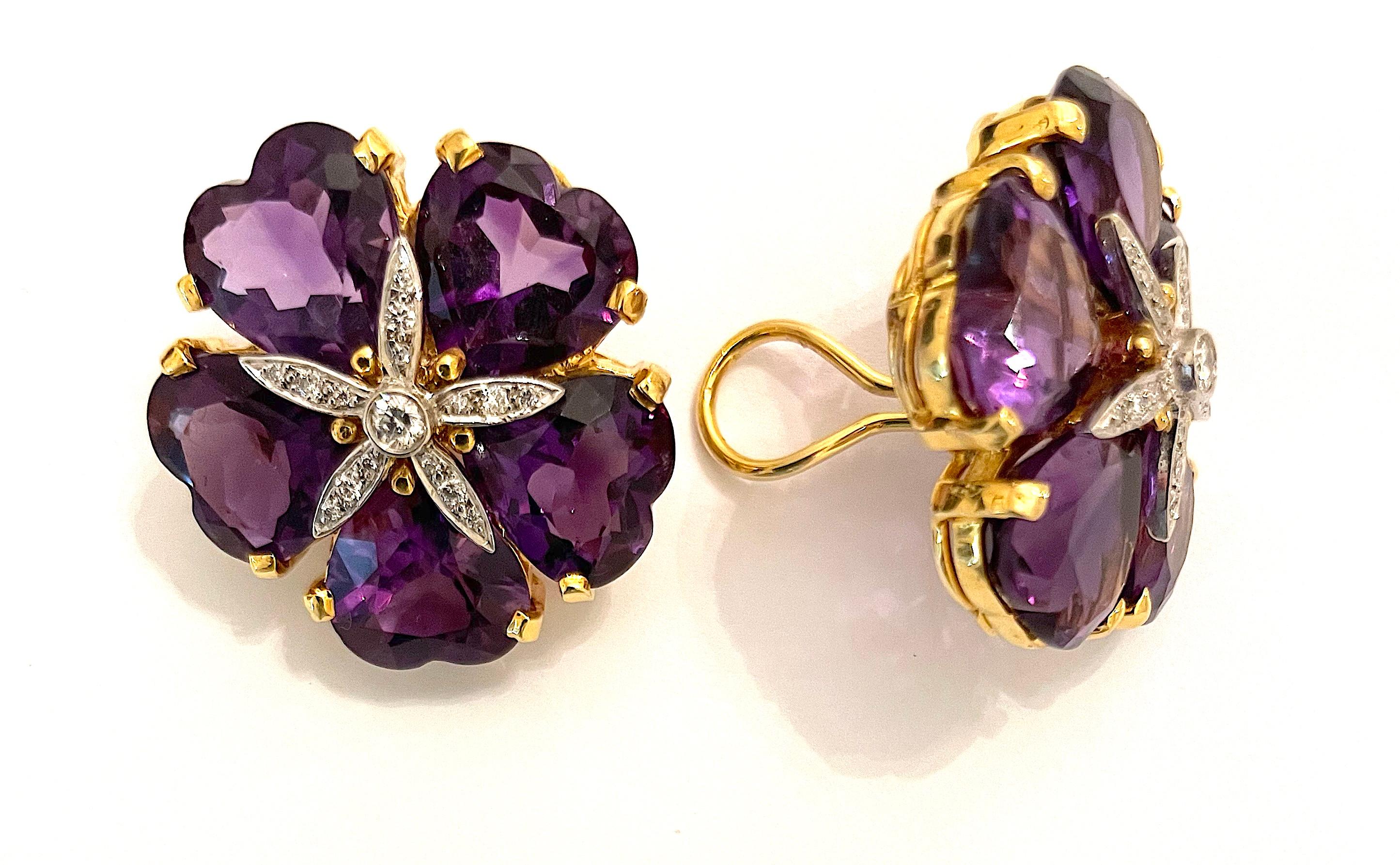 Pendientes Sand Dollar de oro amarillo de 18 quilates con amatista en forma de corazón y diamantes con un peso ~ aproximado de 0,35 cts.

Especificaciones: 1 1/4