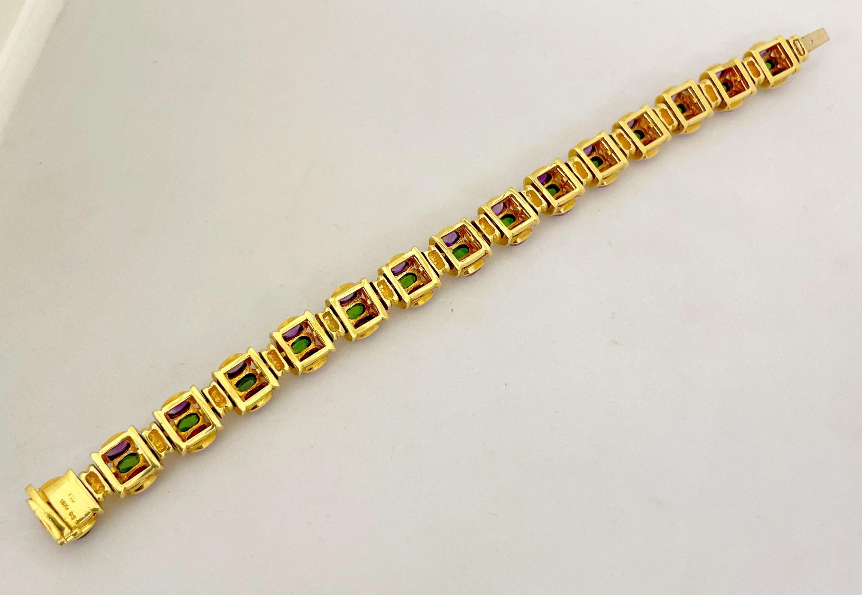 Taille cabochon Bracelet à maillons en or 18 carats avec améthyste cabochon, rhodolite et diopside en vente