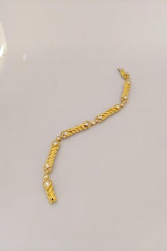Pulsera de eslabones de oro amarillo de 18 quilates con diamantes redondos y cuadrados talla esmeralda