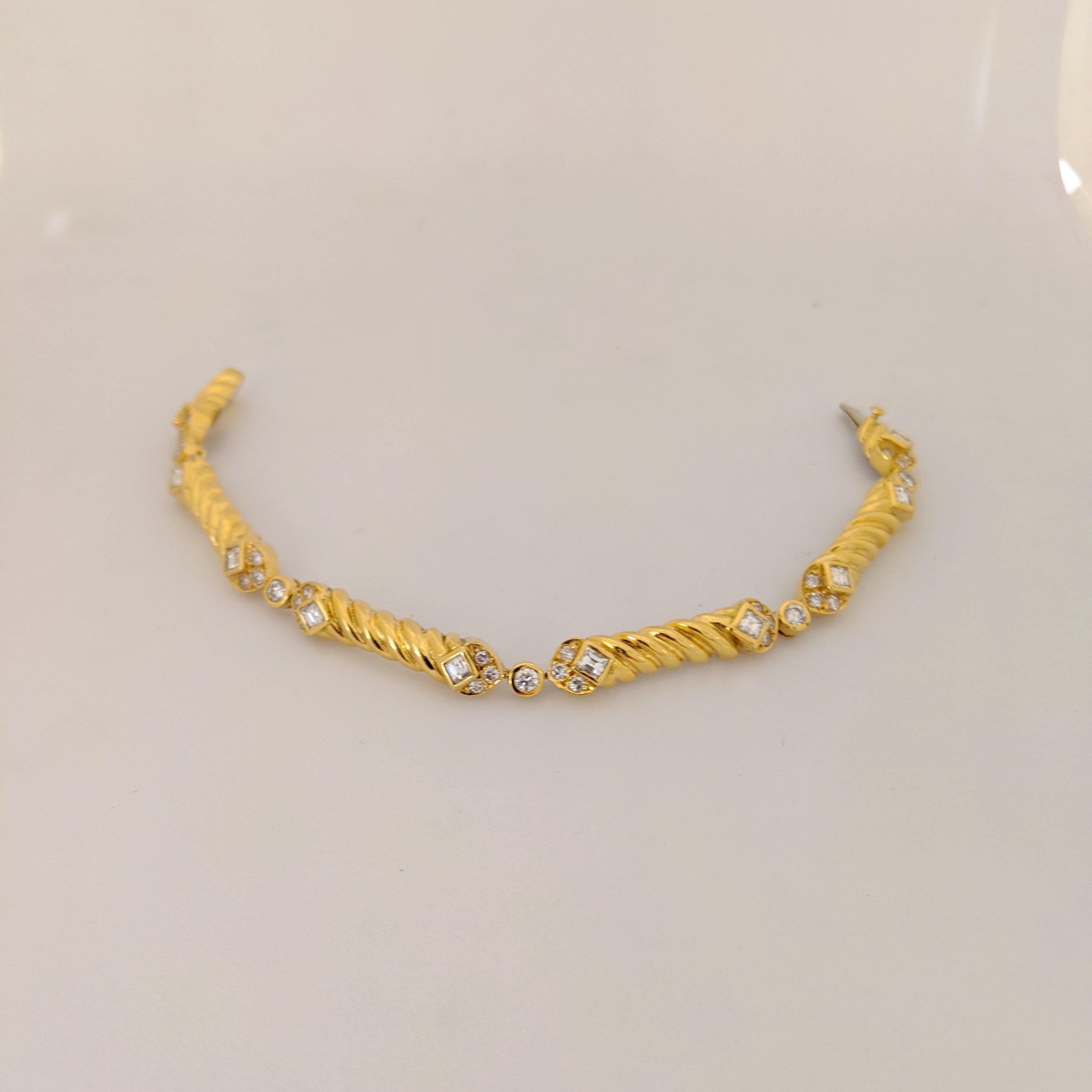 Gliederarmband aus 18 Karat Gelbgold mit runden und quadratischen Diamanten im Smaragdschliff (Retro) im Angebot