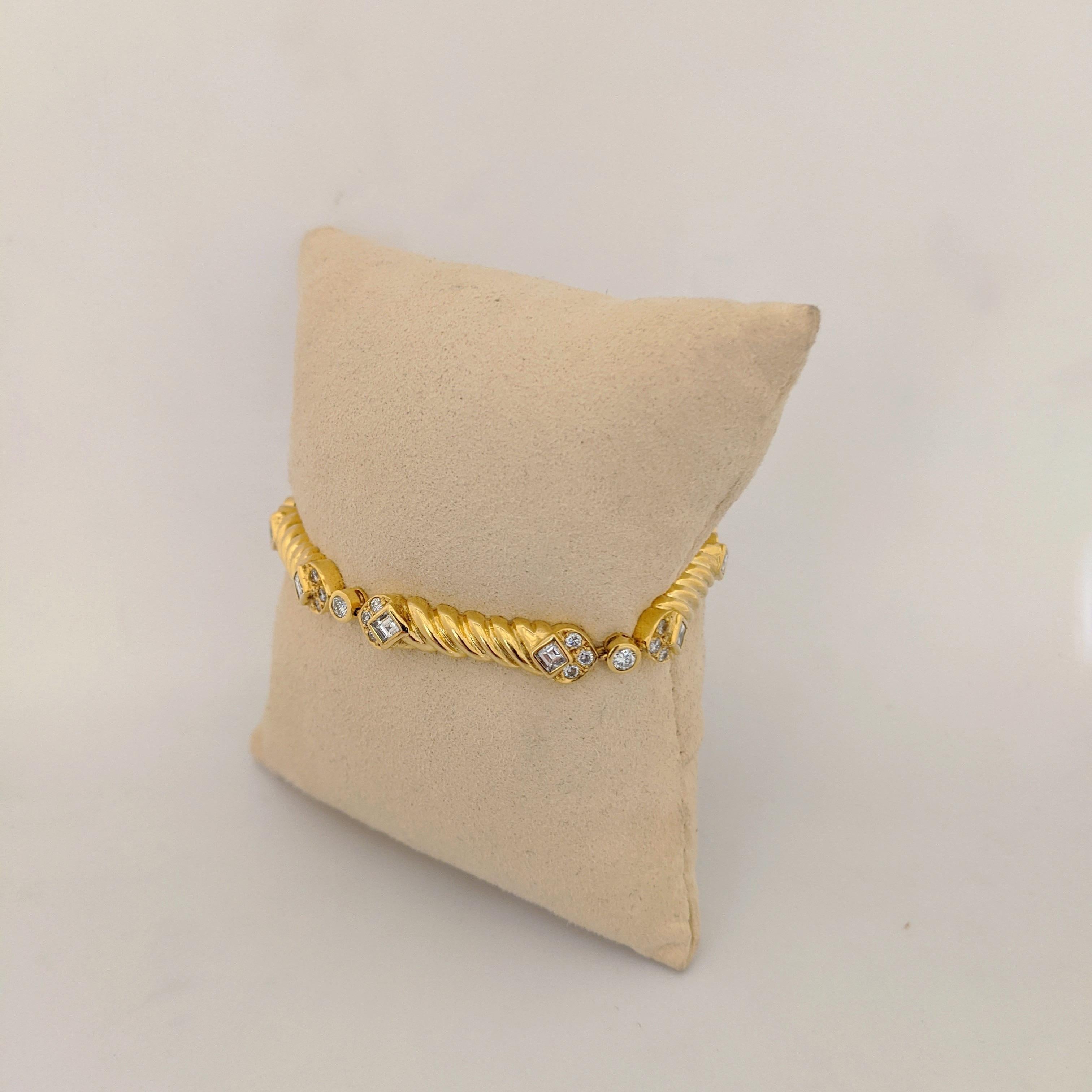 18 Karat Yellow Gold Link Bracelet with Round and Square Emerald Cut Diamonds In New Condition For Sale In New York, NY