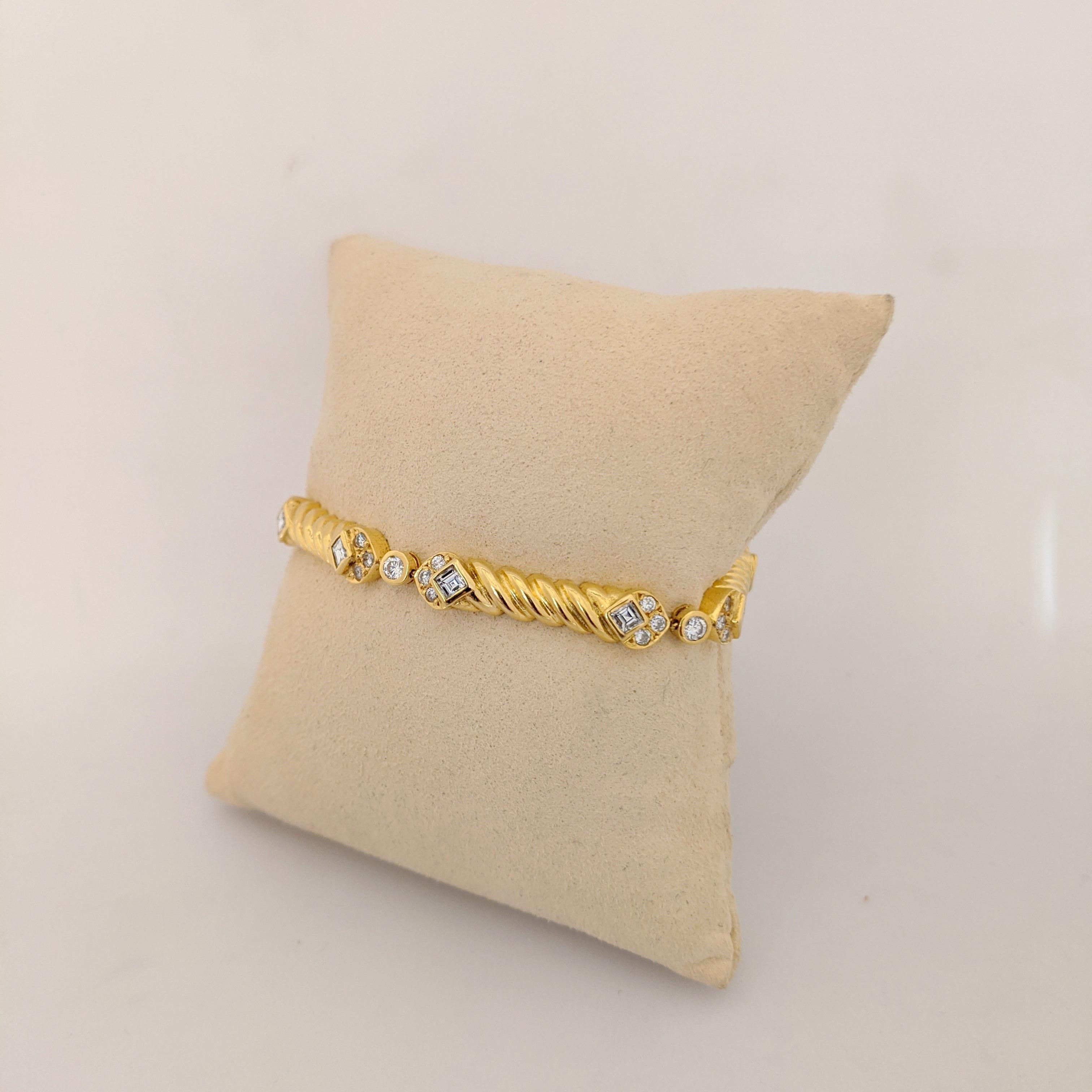 Gliederarmband aus 18 Karat Gelbgold mit runden und quadratischen Diamanten im Smaragdschliff für Damen oder Herren im Angebot