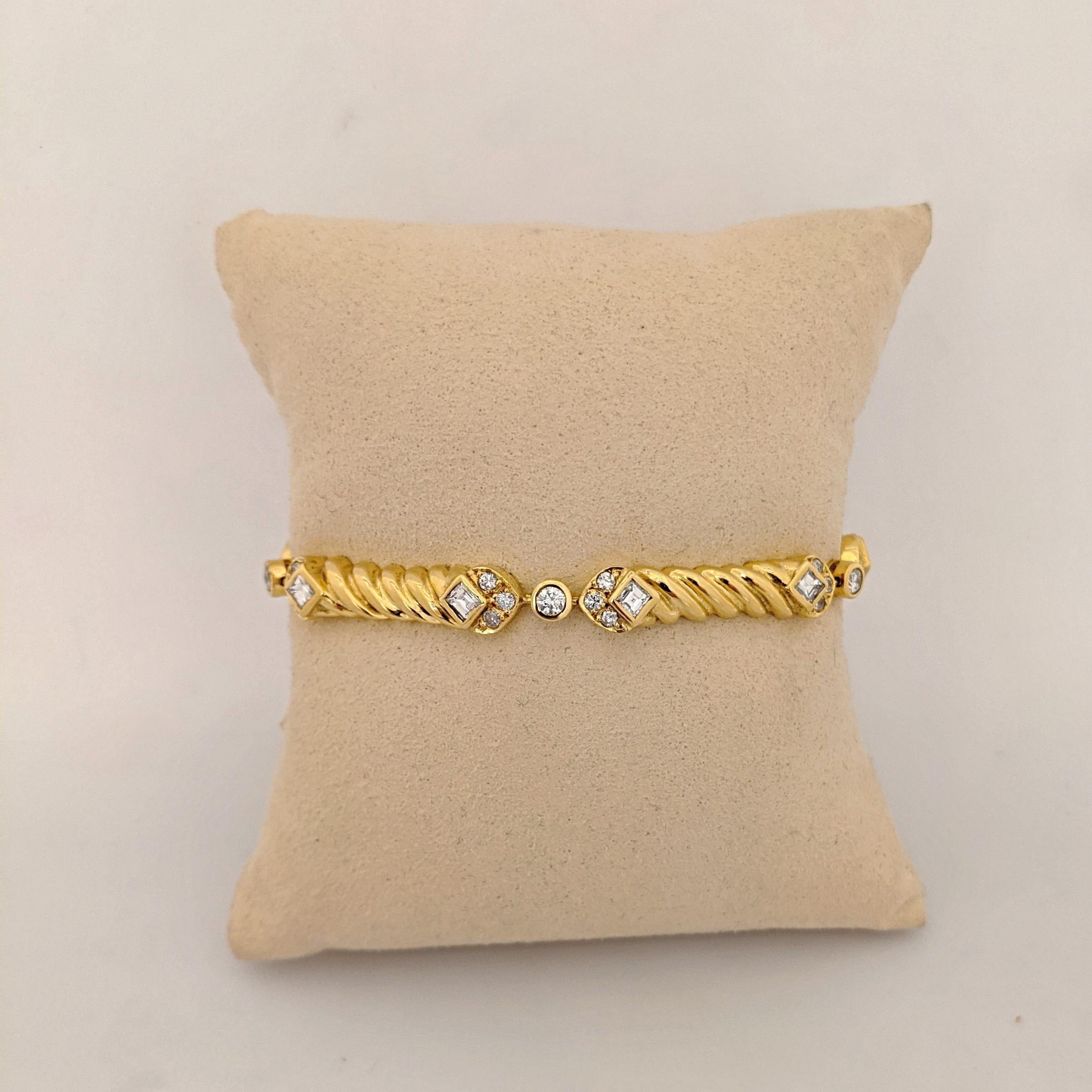 18 Karat Yellow Gold Link Bracelet with Round and Square Emerald Cut Diamonds For Sale 1