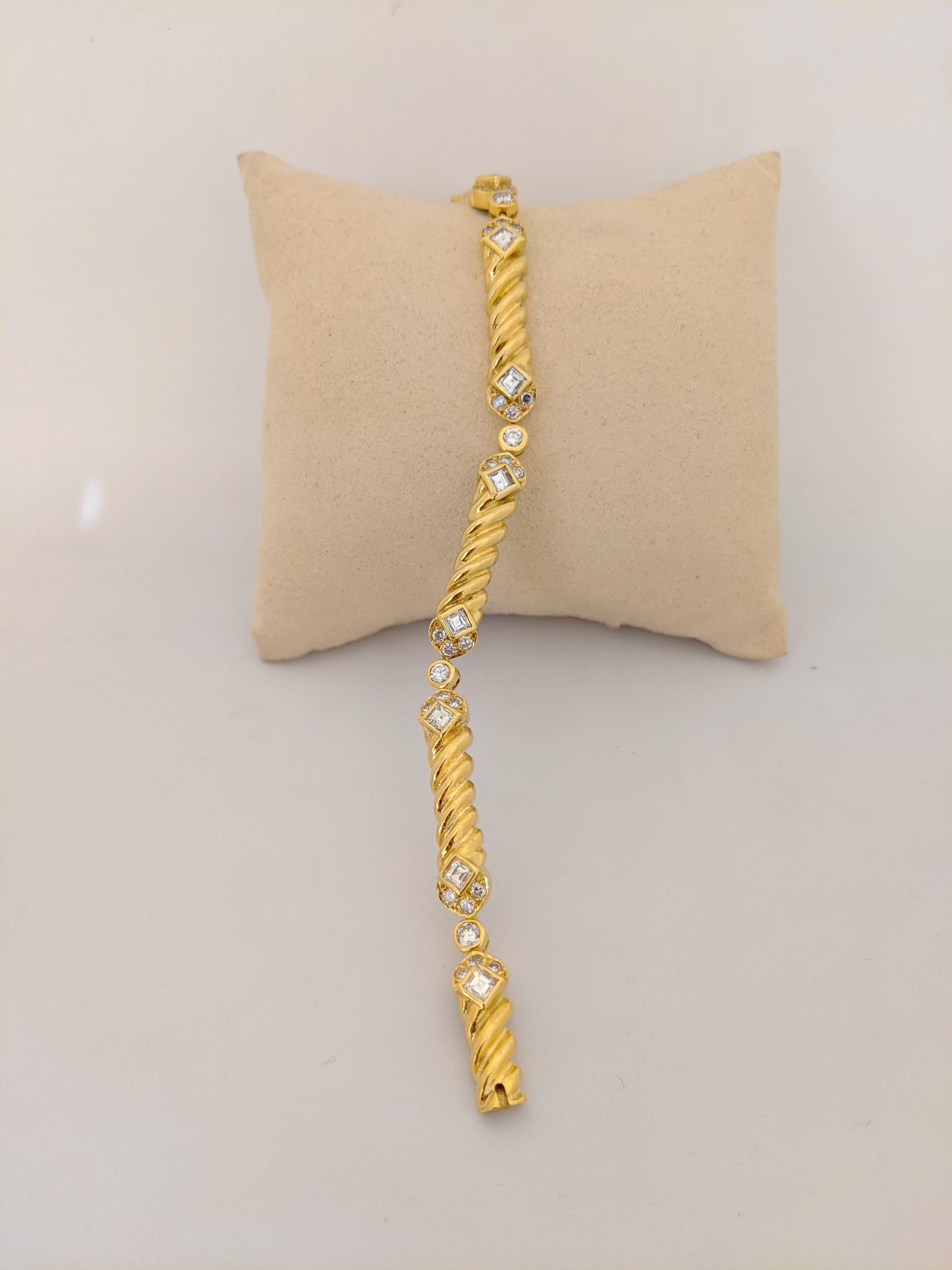 Gliederarmband aus 18 Karat Gelbgold mit runden und quadratischen Diamanten im Smaragdschliff im Angebot 2