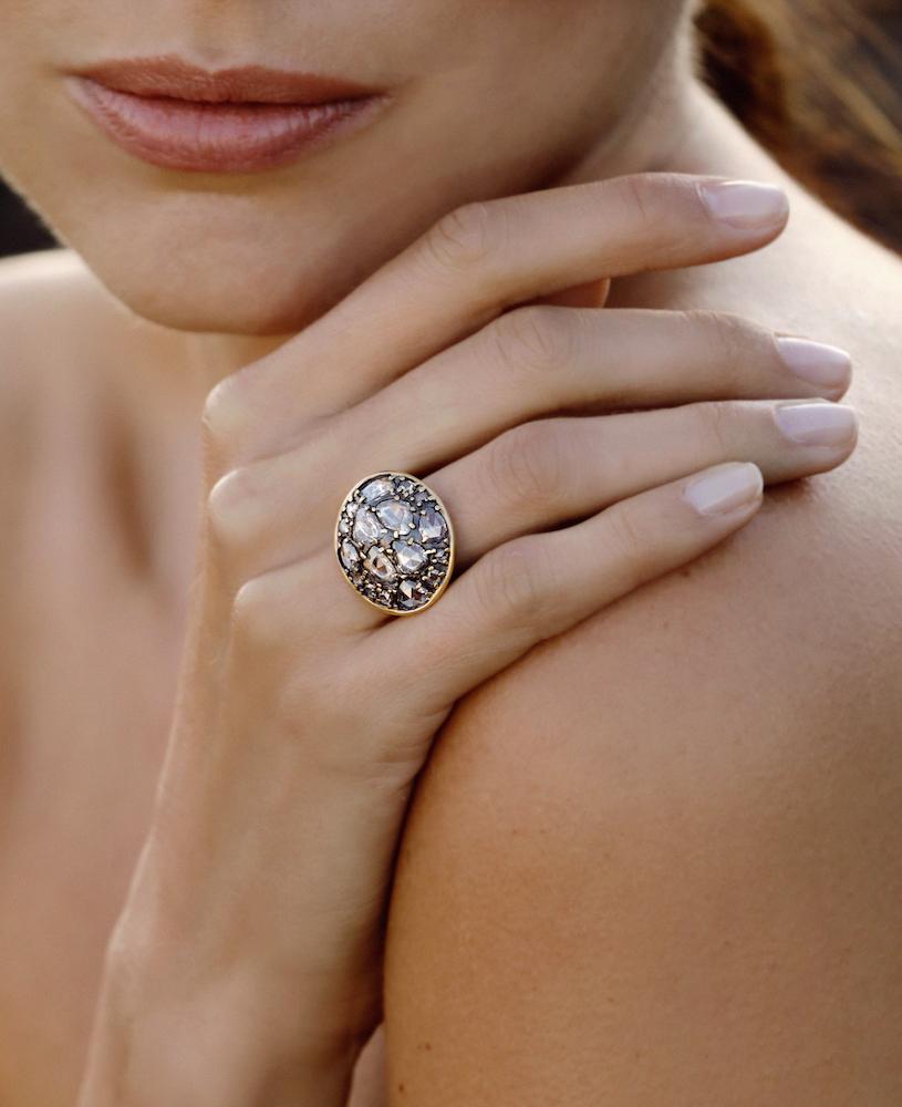 Der einzigartige Ring Tortoise verschmilzt das fließende Zusammenspiel von Diamanten im Rosenschliff zu einer integrierten Lichtfläche. Obwohl es auffallend modern ist, strahlt es den Charme der alten Welt aus. Sie ist so geformt, dass sie bündig