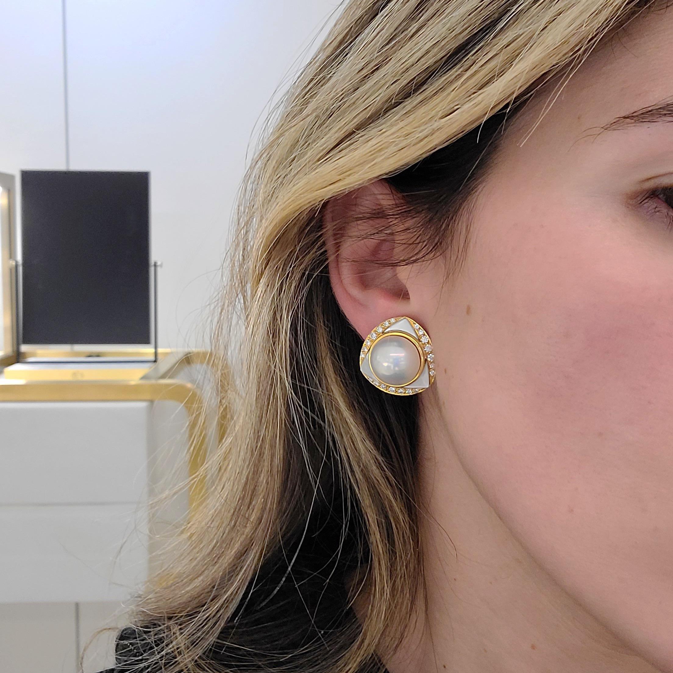 Pendiente con clip de oro de 18 quilates, perla mabe y madreperla, diamantes de 1,06 quilates Contemporáneo en venta
