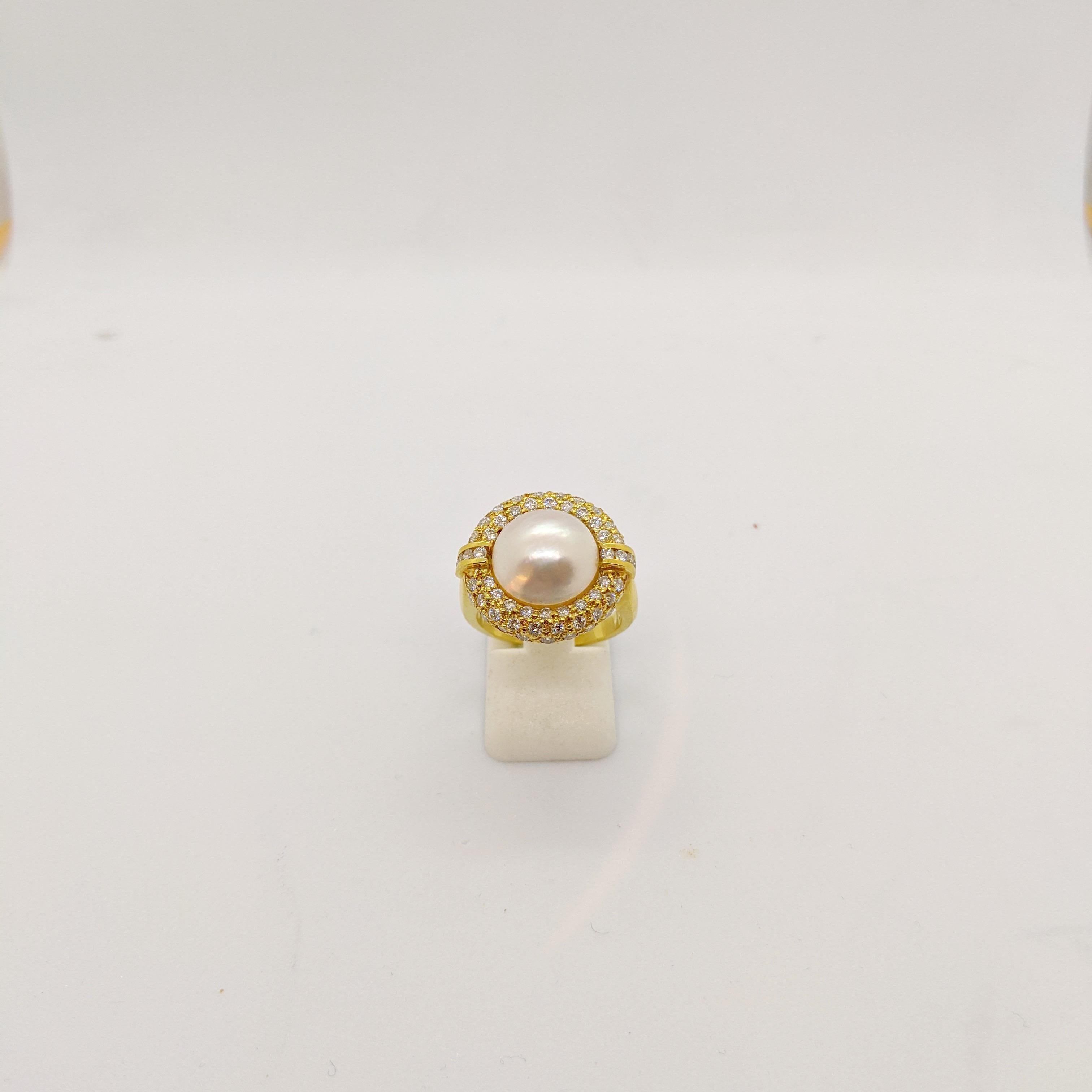 18 Karat Yellow Gold Mabe Pearl Ring with 1.45 Carat Diamond Halo In New Condition For Sale In New York, NY