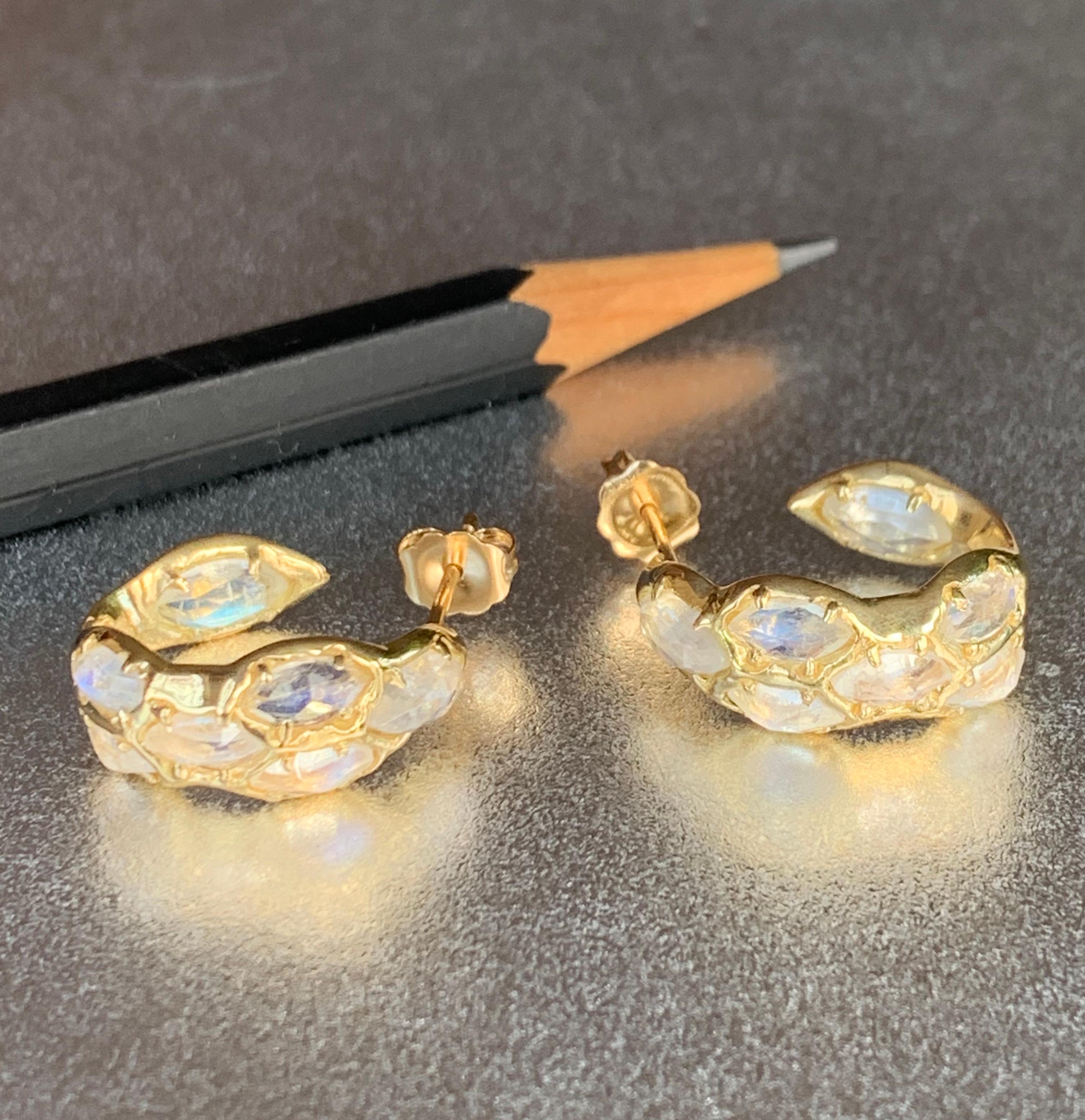 Boucle d'oreille en or jaune 18 carats avec pierre de lune marquise en vente 1