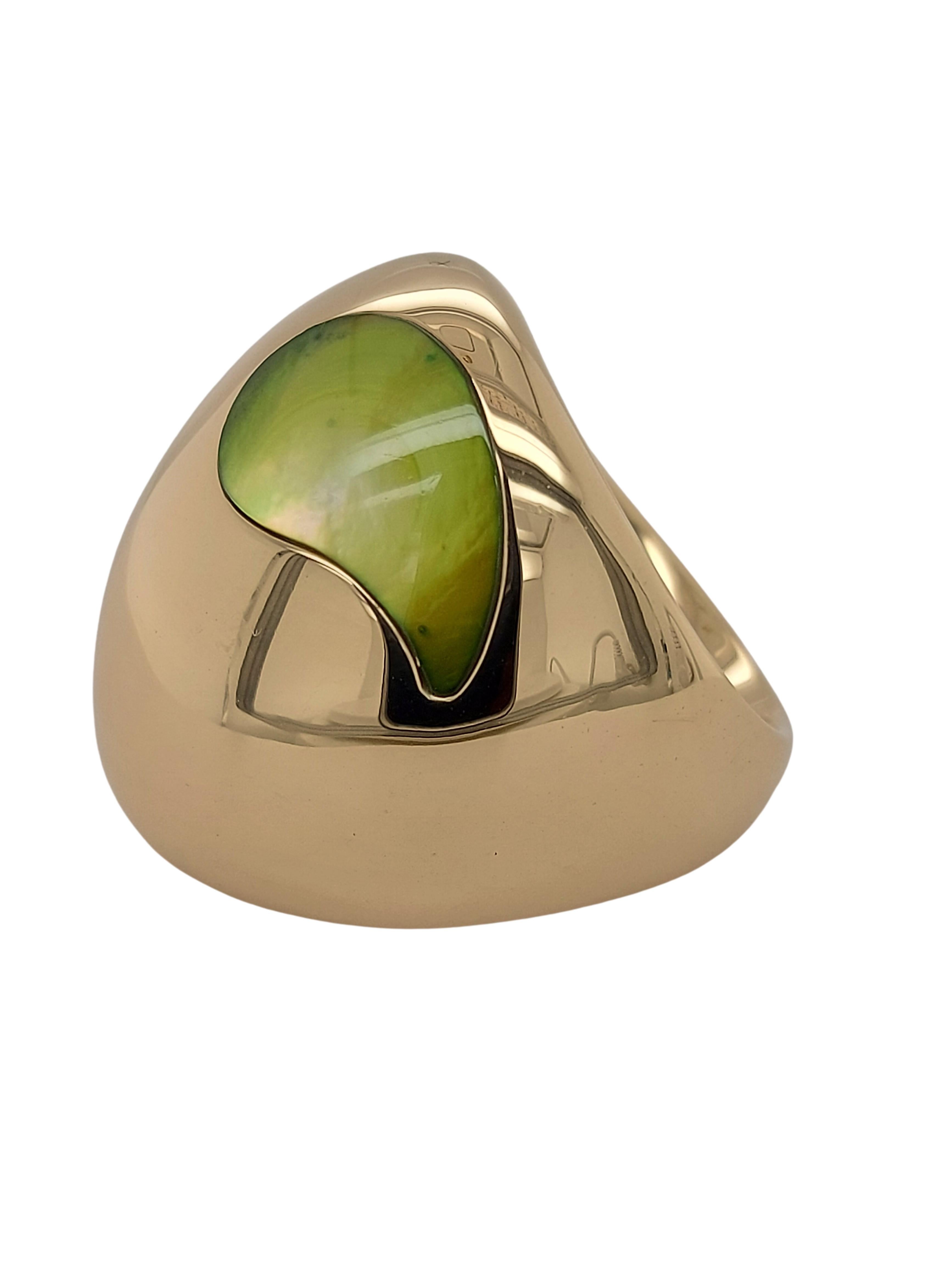 18kt Yellow Gold Mattioli Ring with mother of pearl

Material: 18kt yellow gold

Ring size: 54 EU / 7 US ( can be adjusted for free)

Total weight: 28.2 gram / 0.995 oz / 18.1 dwt