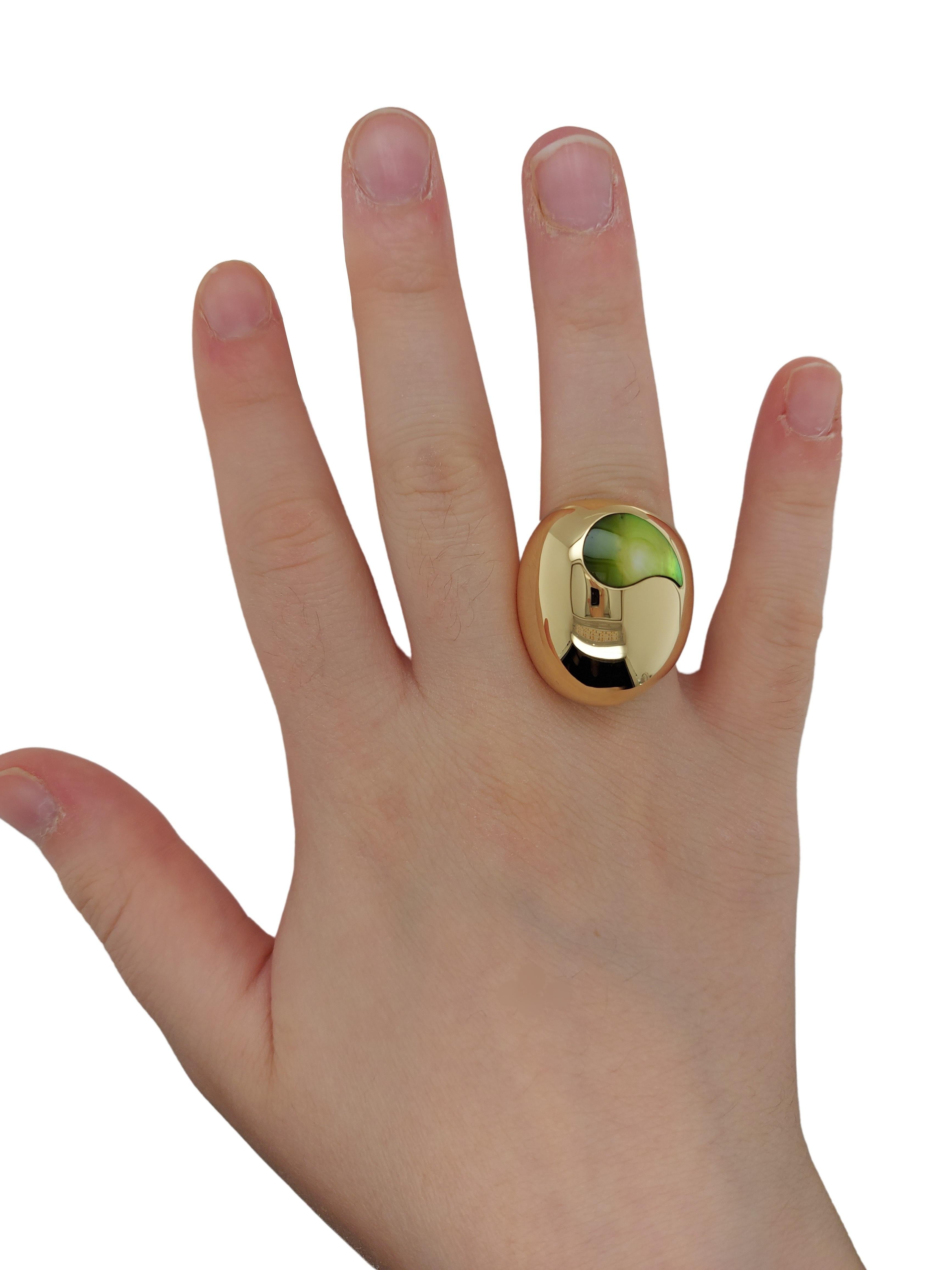 18kt Yellow Gold Mattioli Ring with Mother of Pearl In Excellent Condition For Sale In Antwerp, BE