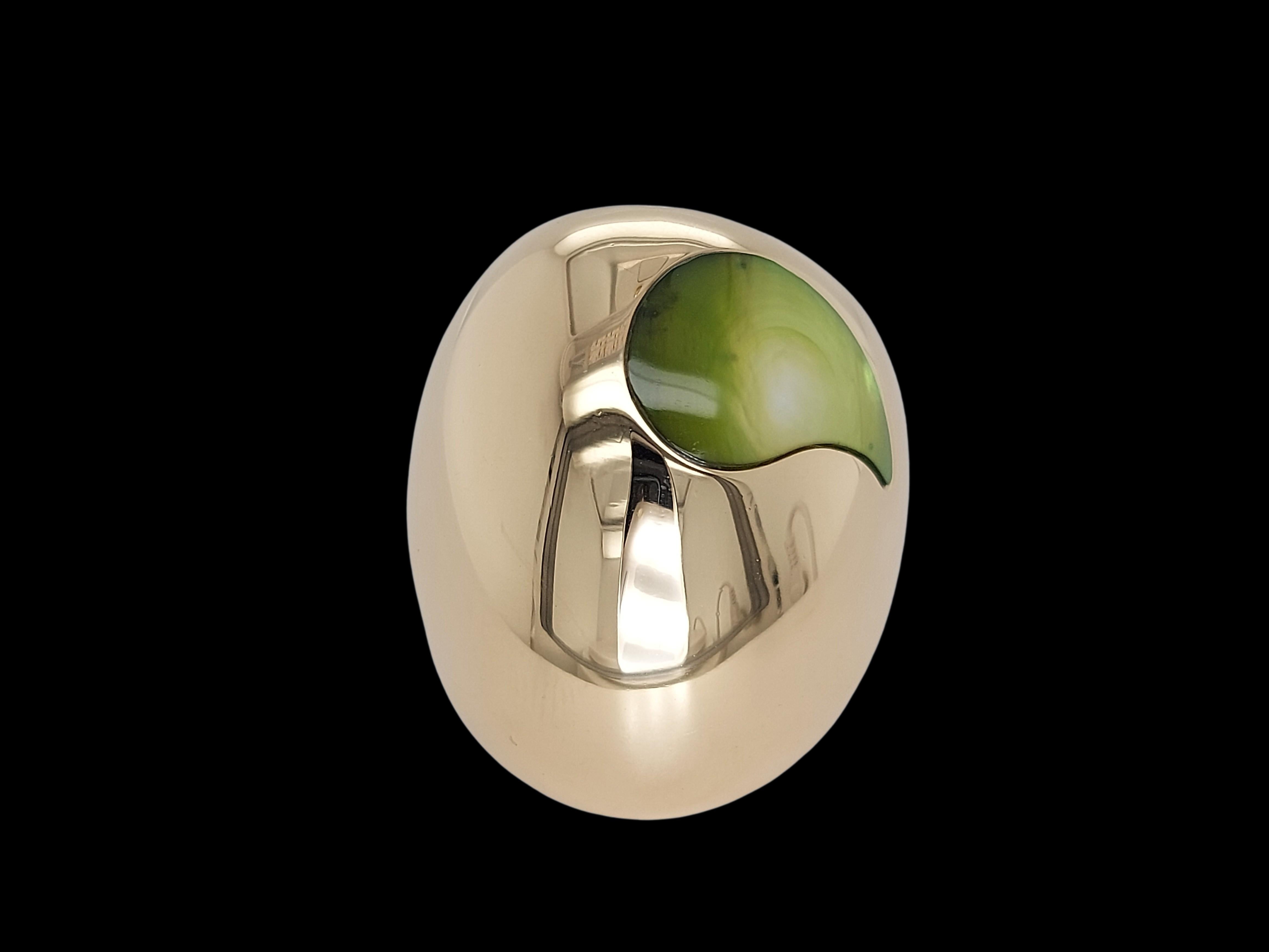Women's or Men's 18kt Yellow Gold Mattioli Ring with Mother of Pearl For Sale
