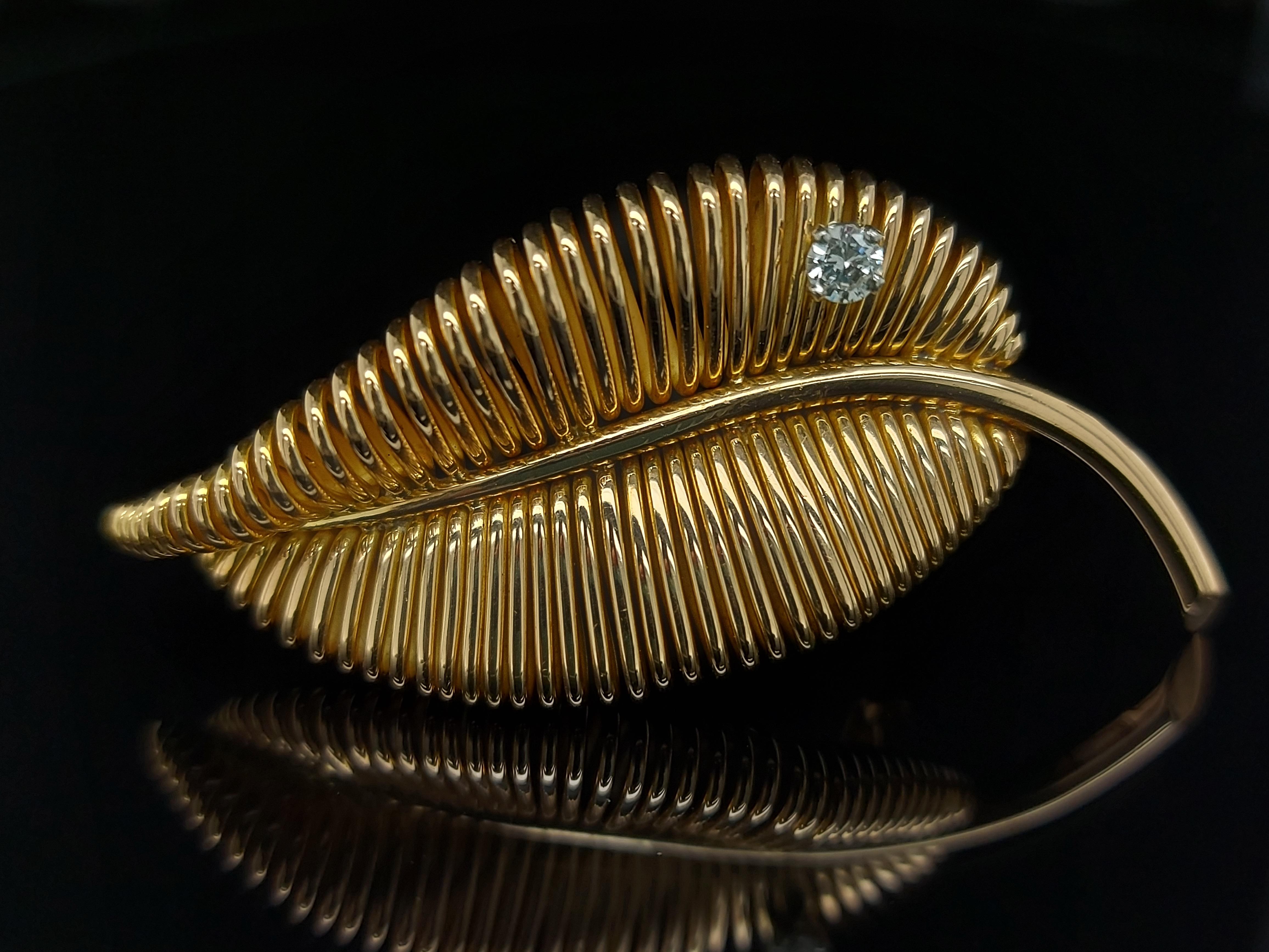 18Kt Yellow Gold Mauboussin Paris Leaf Pin / Brooch From the 1940

Diamonds: 1 brilliant cut diamond

Material: 18 kt yellow gold

Total weight: 16 gram / 0.565 oz / 10.3 dwt

Measurements: Length 23.5mm x Height 49mm x 8.2mm 

About Mauboussin