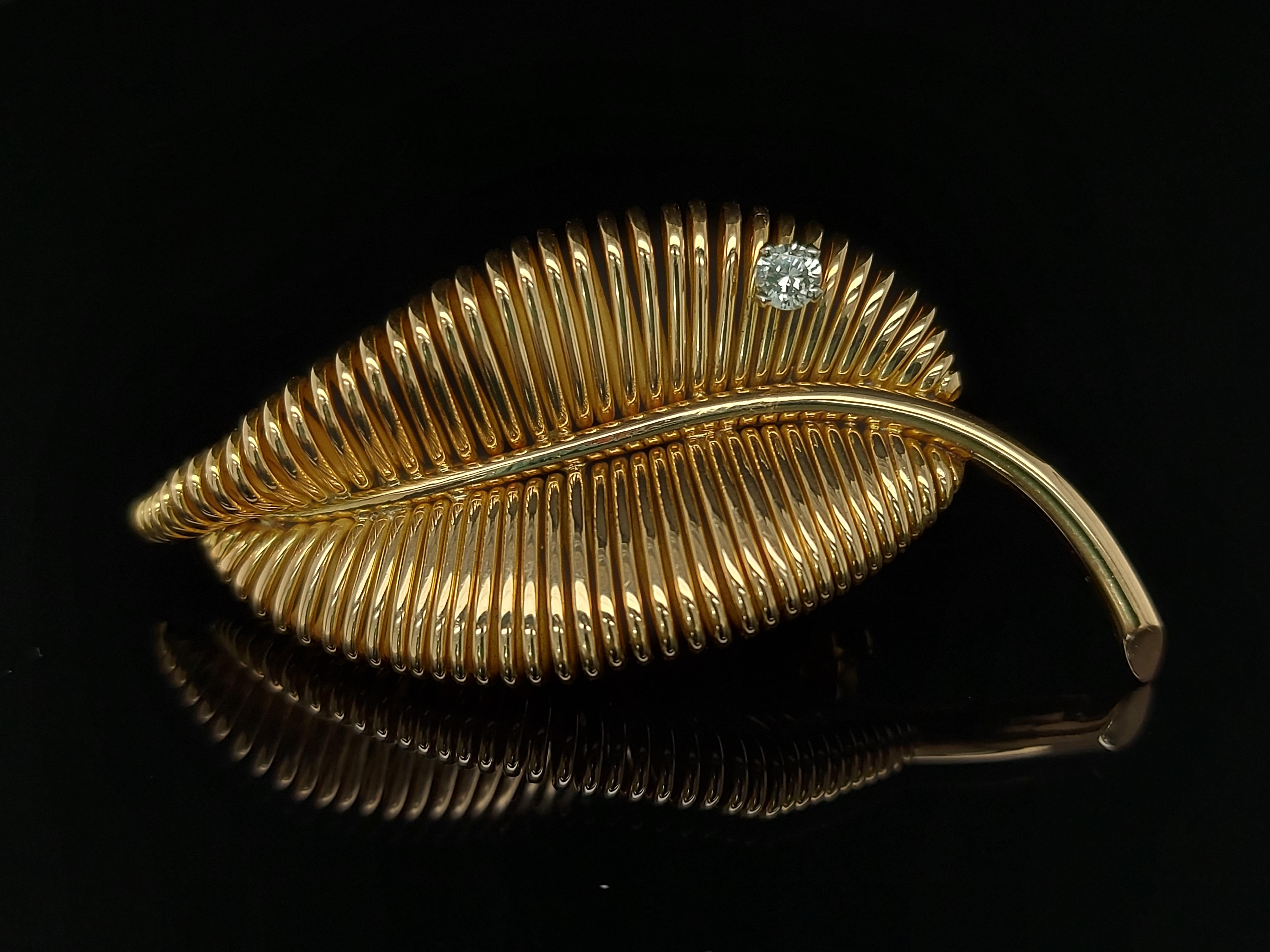 18 Karat Yellow Gold Mauboussin Paris Leaf Pin / Brooch from the 1940 In Excellent Condition For Sale In Antwerp, BE