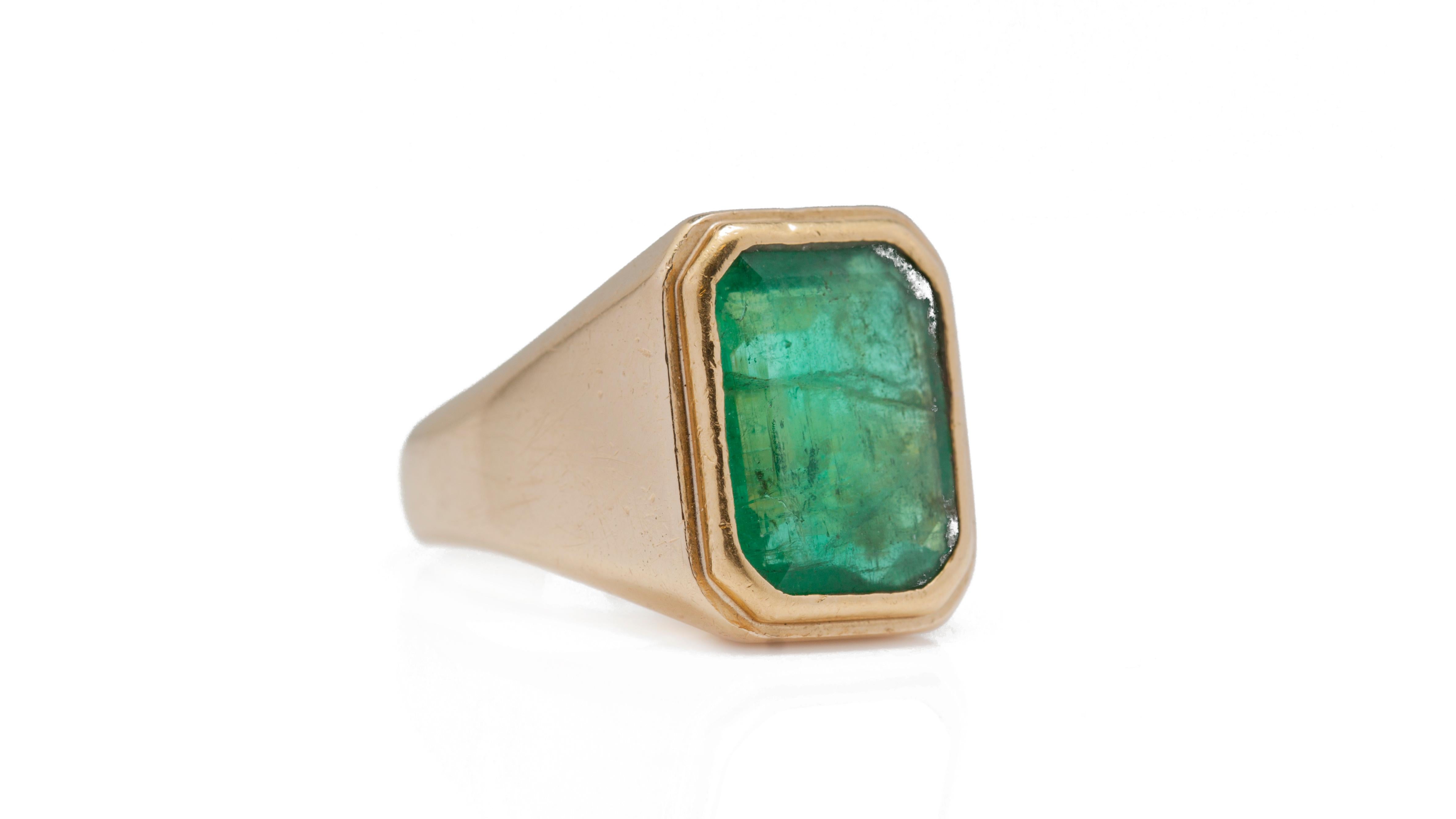 18kt yellow gold men's emerald ring
Hallmarked 18KT
Circa 1950-1970's

Dimensions -
Weight : 17 grams
Finger Size (UK) = K (US) = 5 1/2 (EU) = 50 1/4
Size : 2.8 x 1.9 x 1.8 cm

Emerald - 
Cut: Emerald
Approximate Weight: 6 carats
Measurements: 15 x