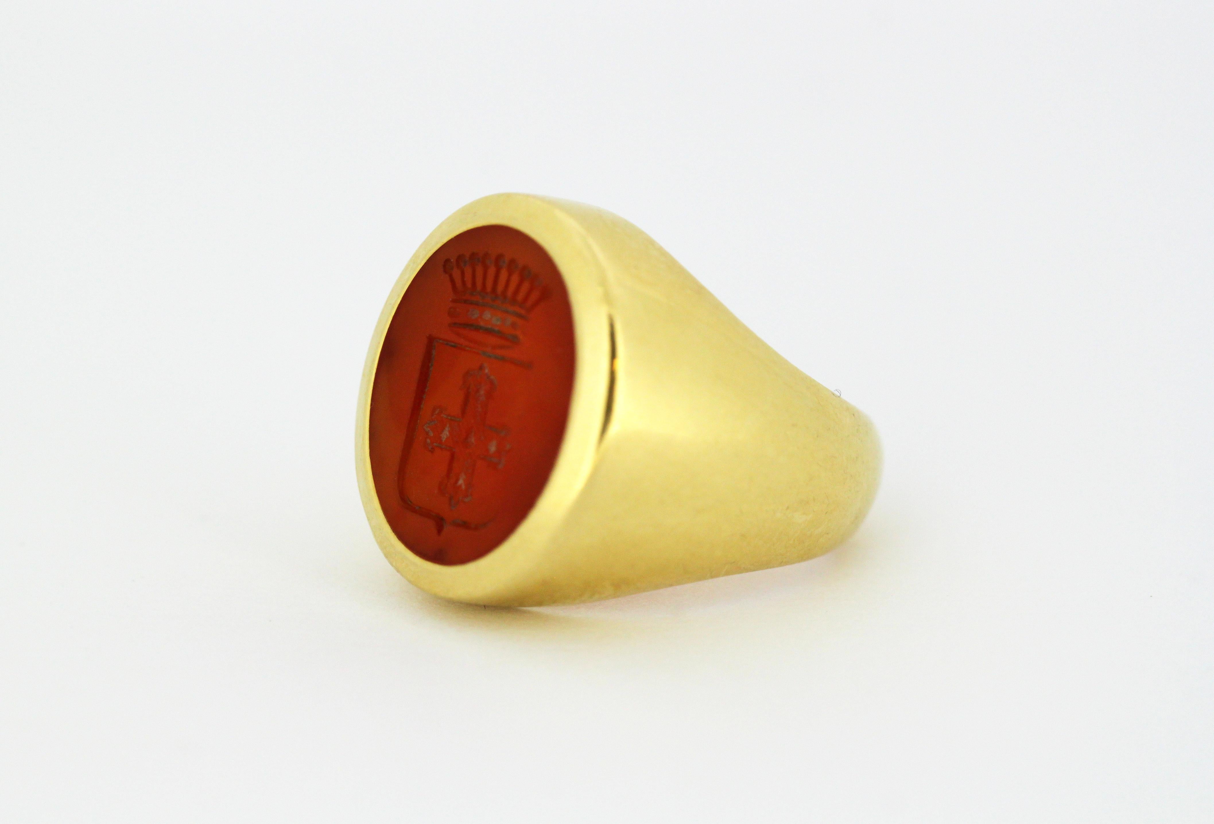 18 Karat Yellow Gold Men's Ring with Carnelian Seal with Coats of Arms In Good Condition In Braintree, GB