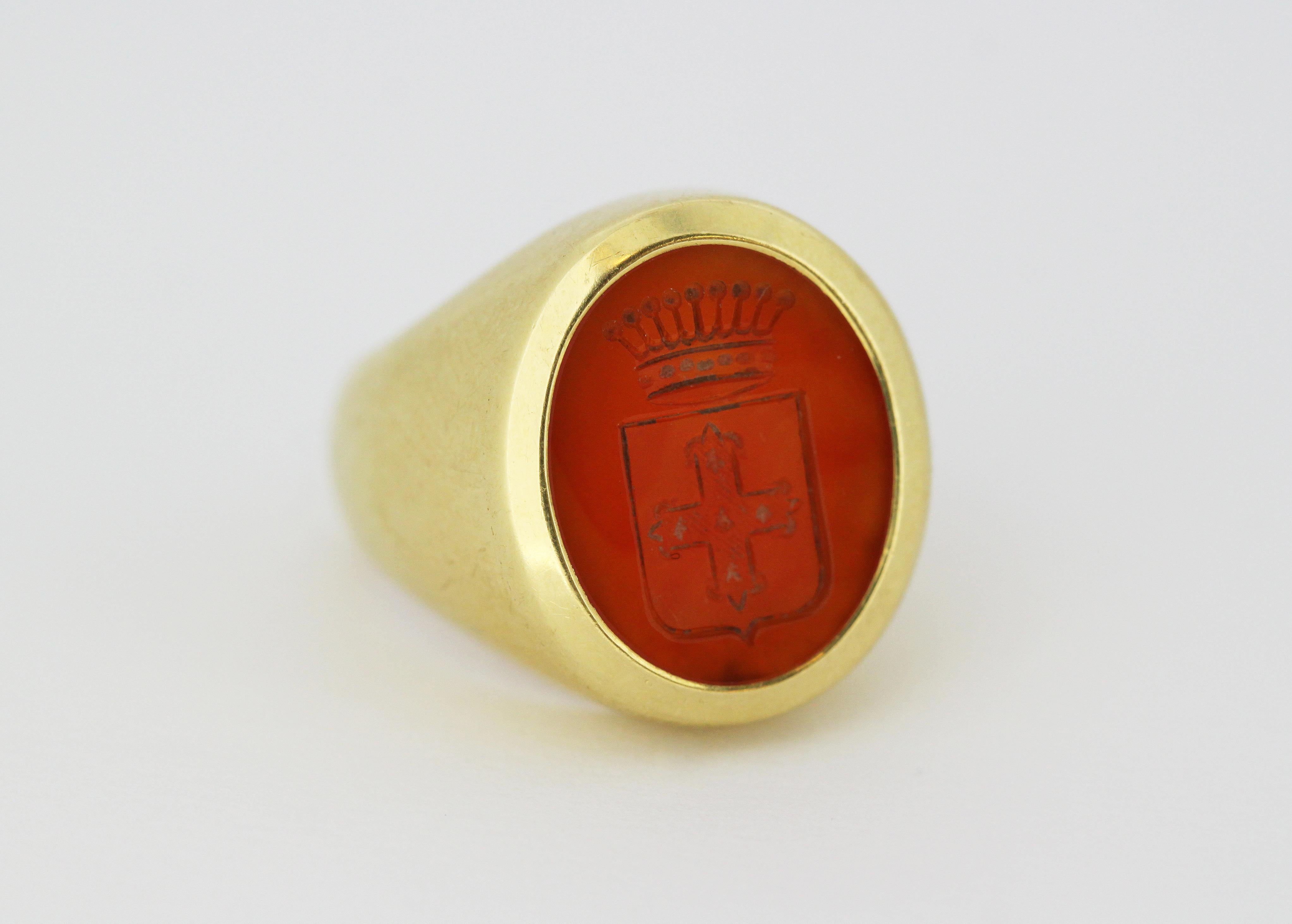 18 Karat Yellow Gold Men's Ring with Carnelian Seal with Coats of Arms 3