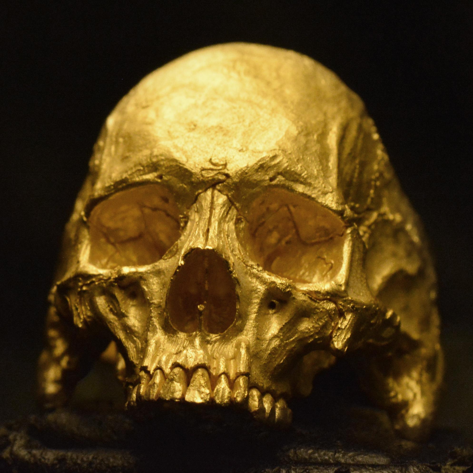 Anello con teschio a mezza mandibola intagliato a mano in oro giallo 18 carati - iper-realistico e carico di energia spirituale

Scolpito interamente a mano, questo anello con teschio a mezza mascella in oro giallo 18 carati è una vera e propria