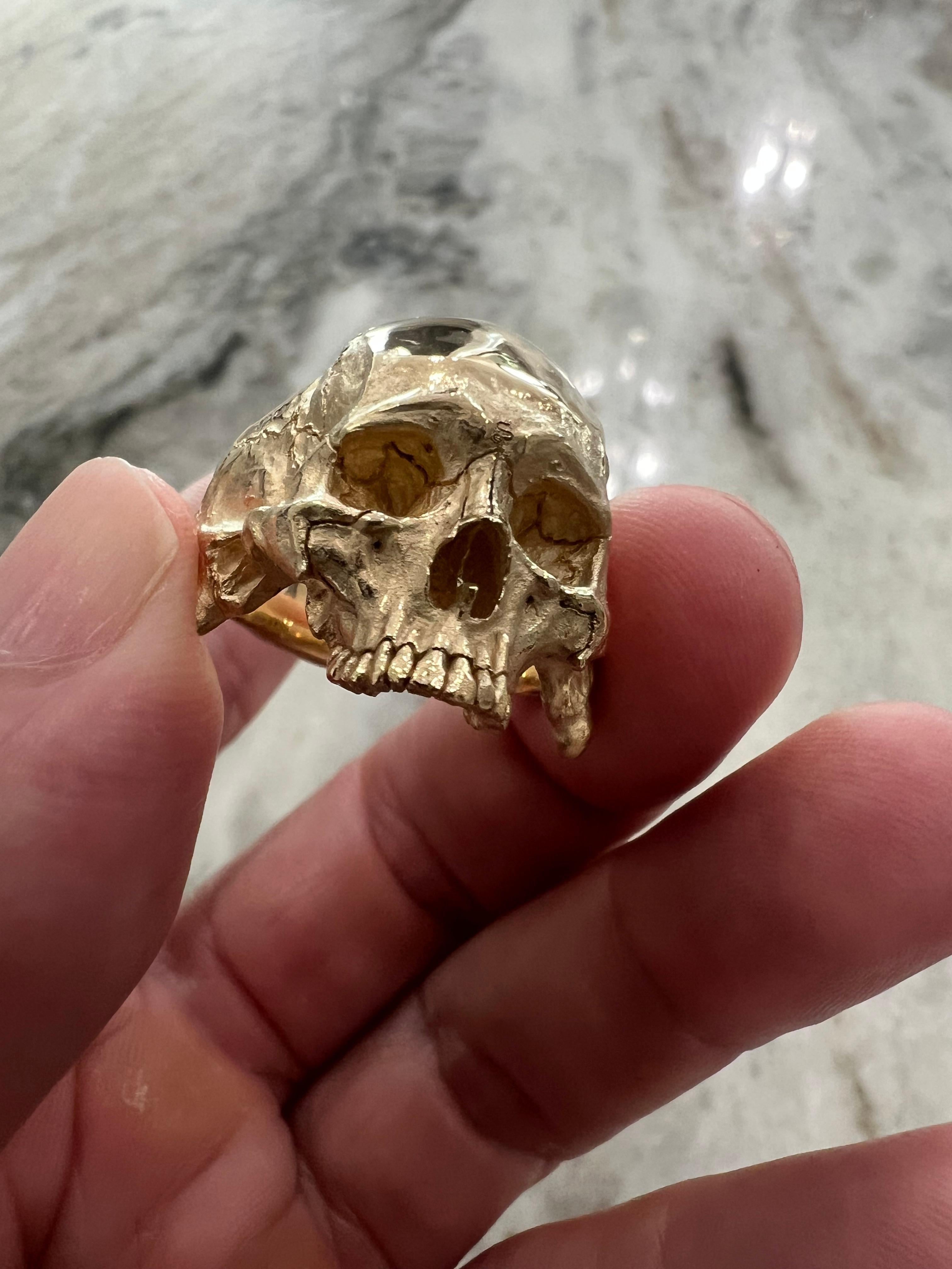 Artista Anello da cocktail con teschio a mezza mascella in oro giallo 18kt di medie dimensioni, intagliato a mano in vendita