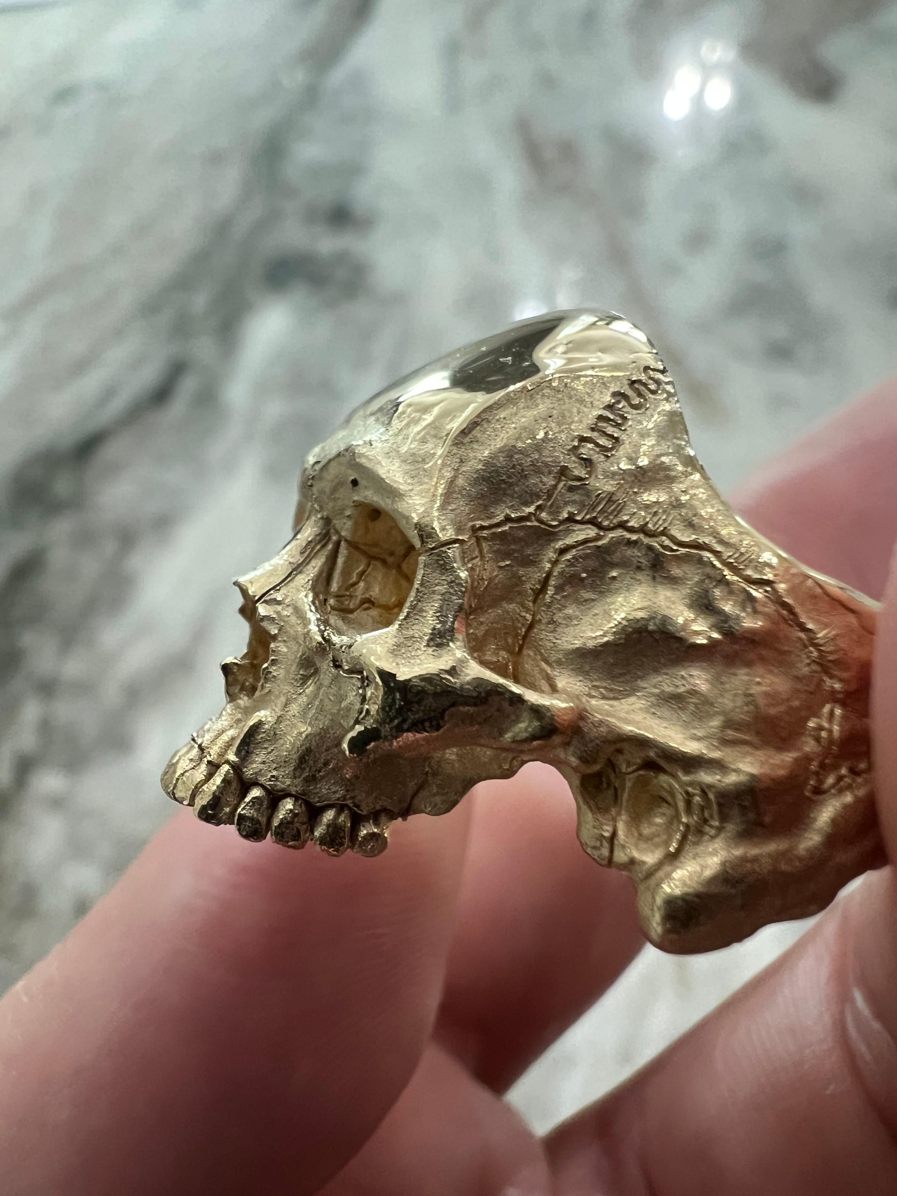 Anello da cocktail con teschio a mezza mascella in oro giallo 18kt di medie dimensioni, intagliato a mano In condizioni Nuovo in vendita a Chesapeake, VA