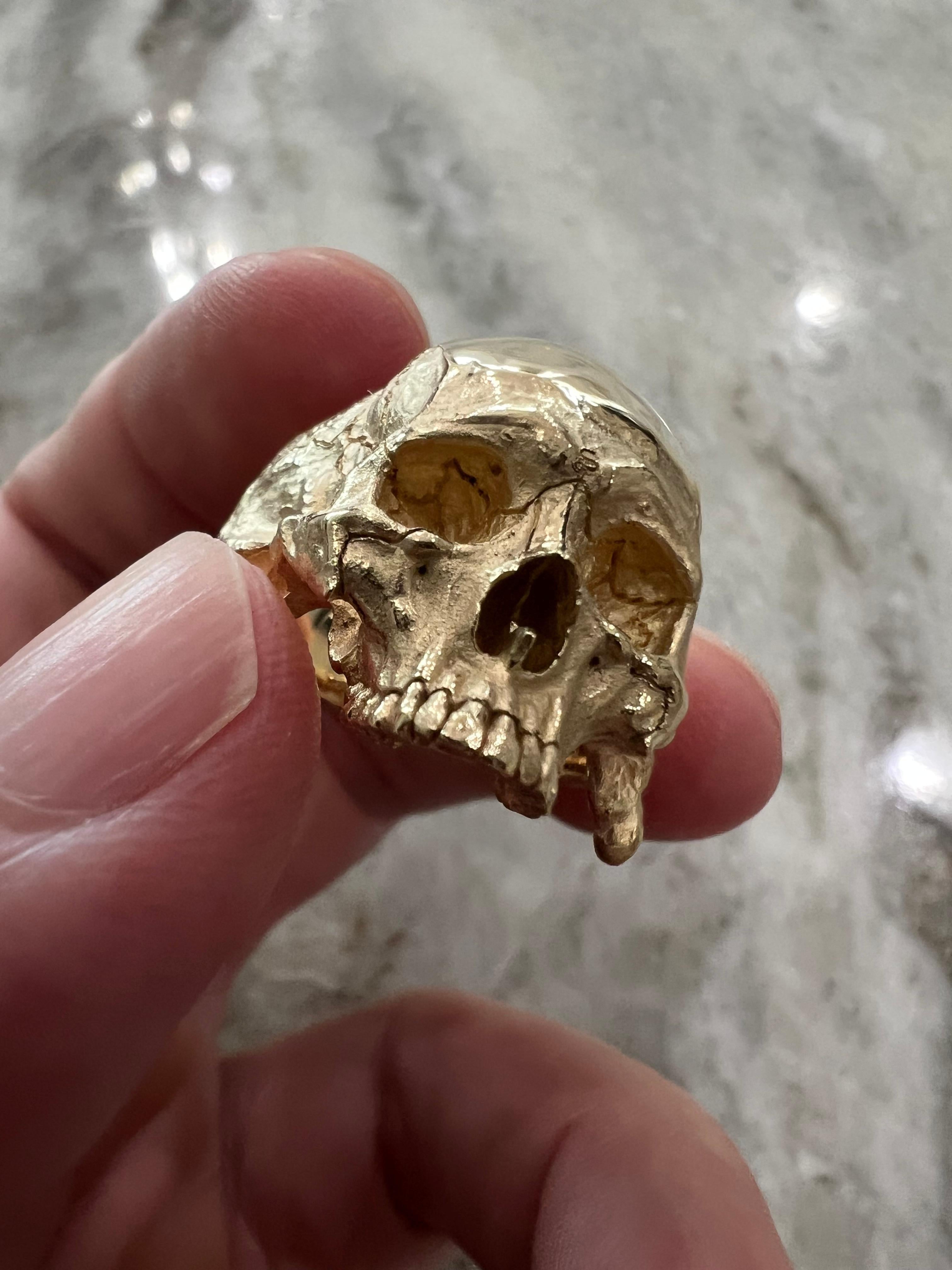 Anello da cocktail con teschio a mezza mascella in oro giallo 18kt di medie dimensioni, intagliato a mano in vendita 1
