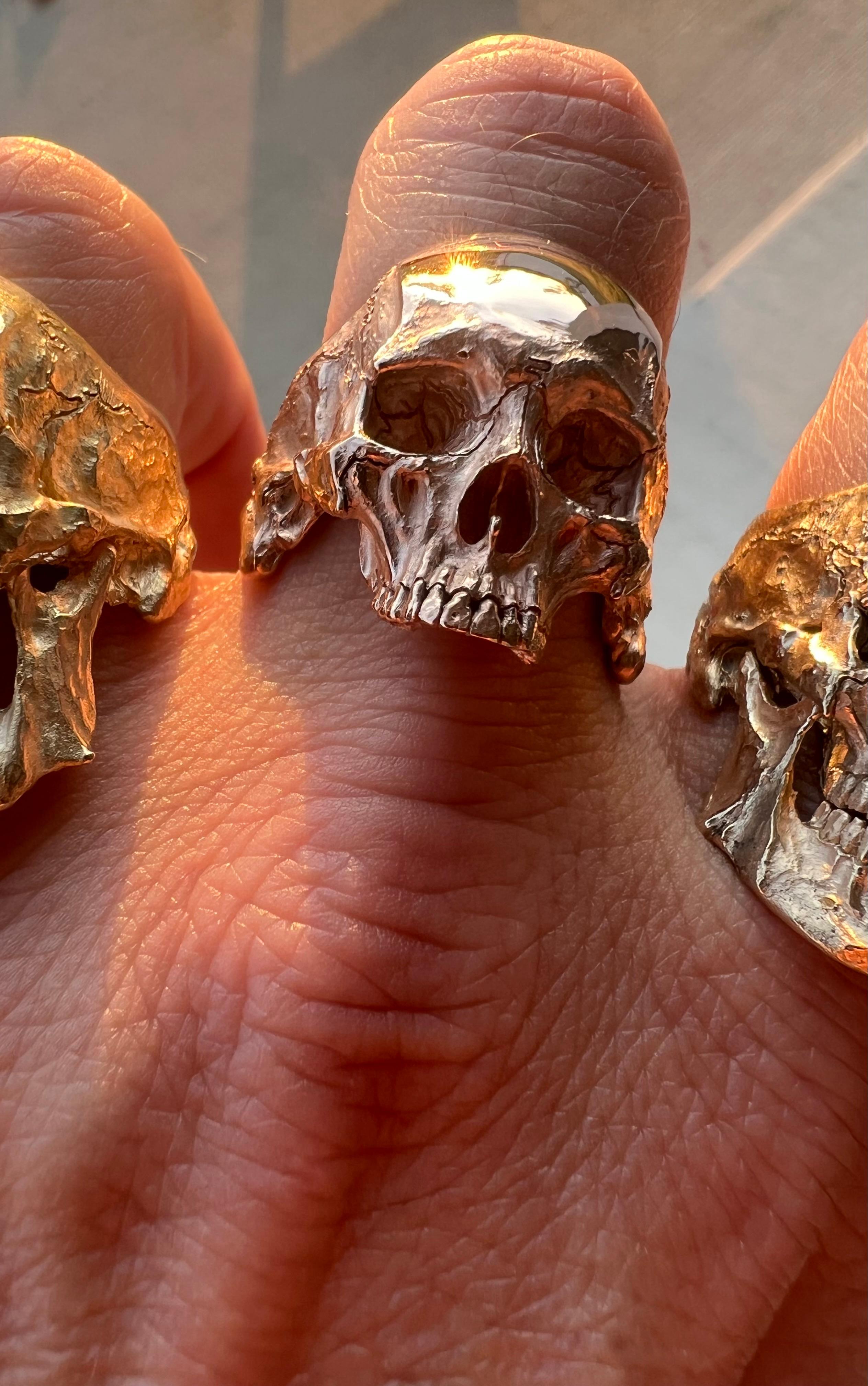 Anello da cocktail con teschio a mezza mascella in oro giallo 18kt di medie dimensioni, intagliato a mano in vendita 2