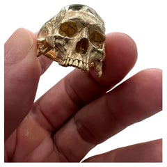 Anillo de Cóctel de Media Calavera de Oro Amarillo de 18kt Tallado a Mano