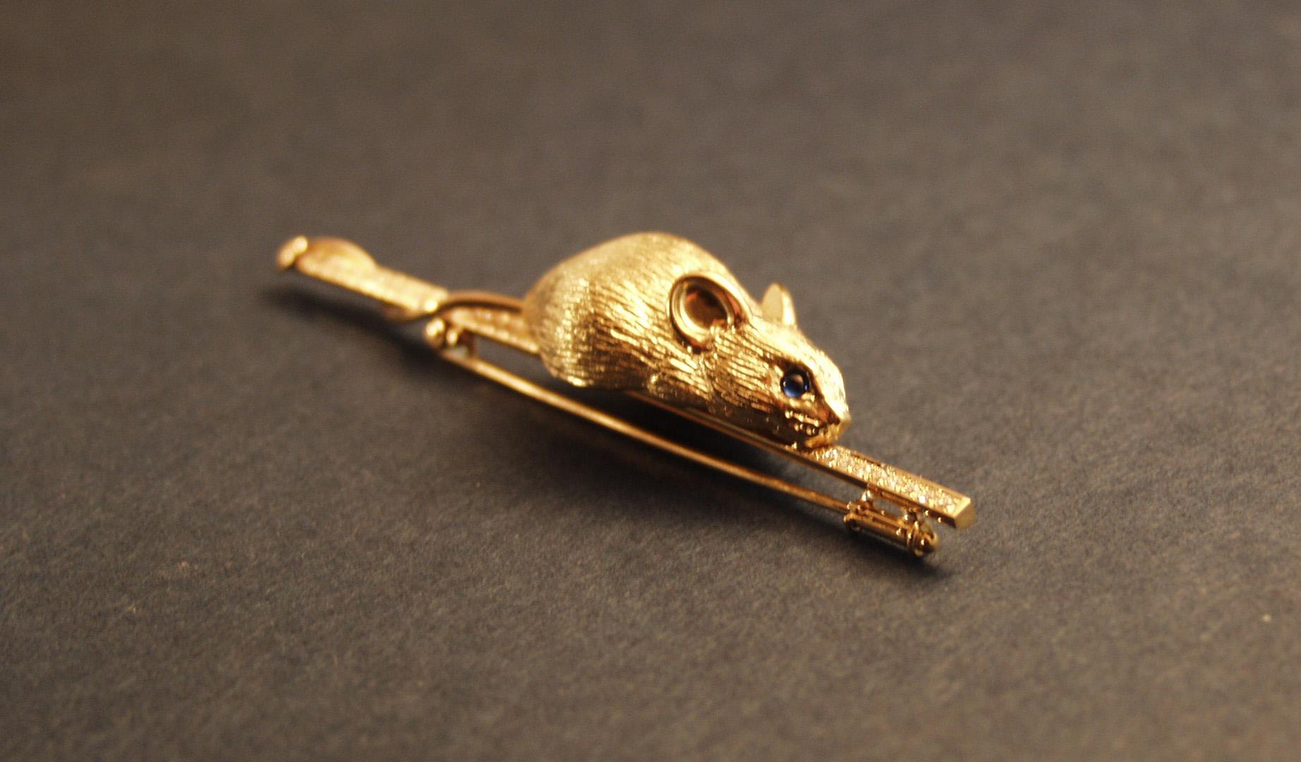 Contemporary 18kt Yellow Gold Mouse Brooch with Sapphire and Diamonds