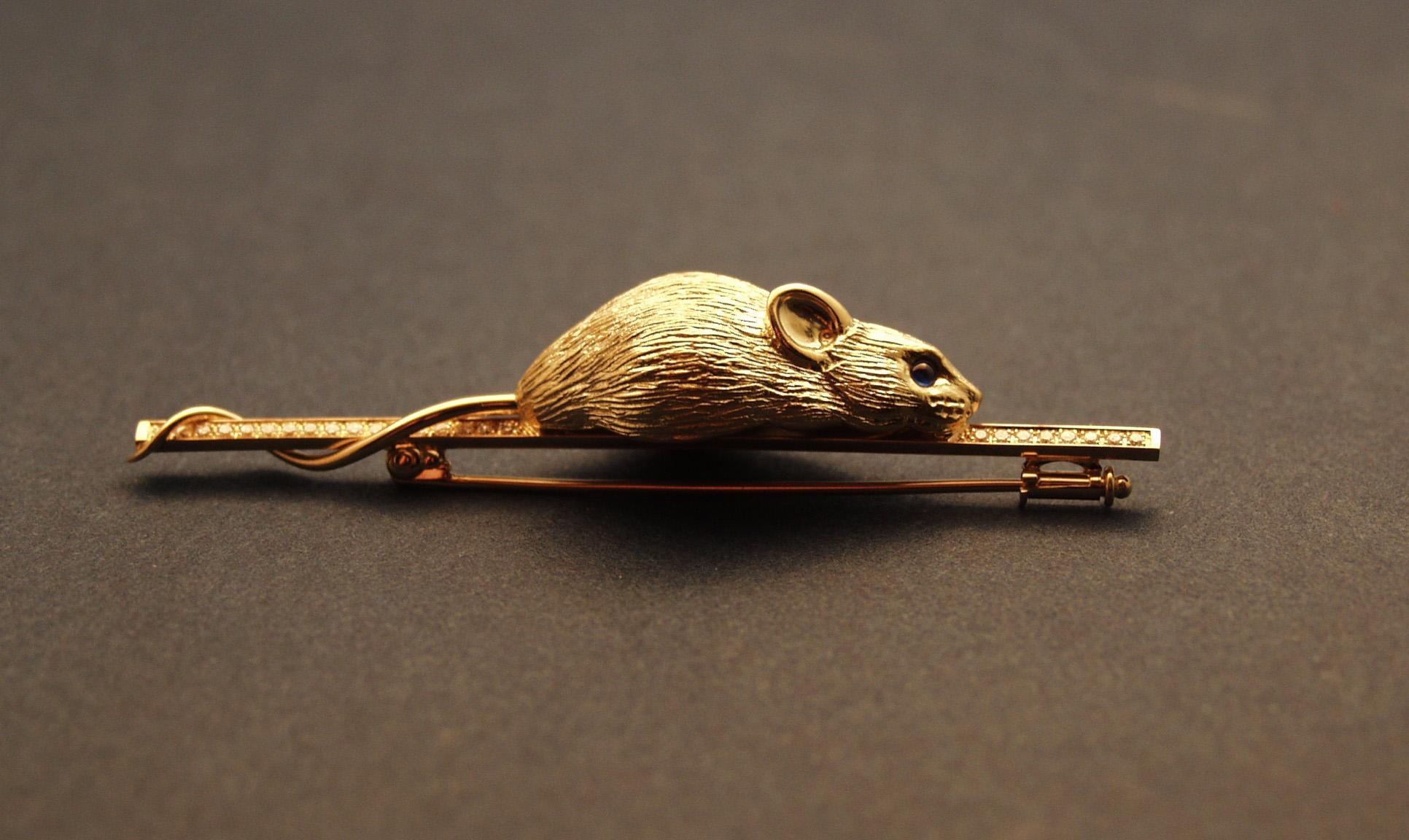 Brilliant Cut 18kt Yellow Gold Mouse Brooch with Sapphire and Diamonds