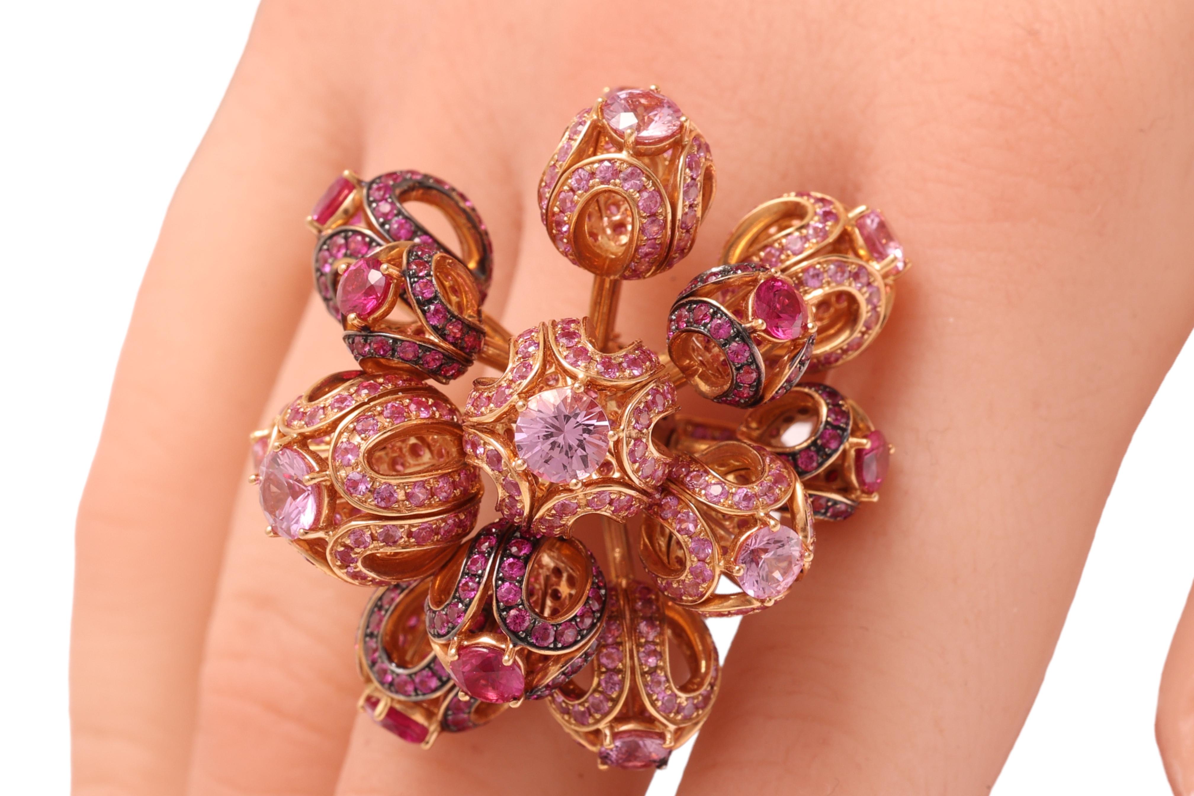18kt Yellow Gold Moving Flower Ring with 15.65 ct Pink Sapphires For Sale 3