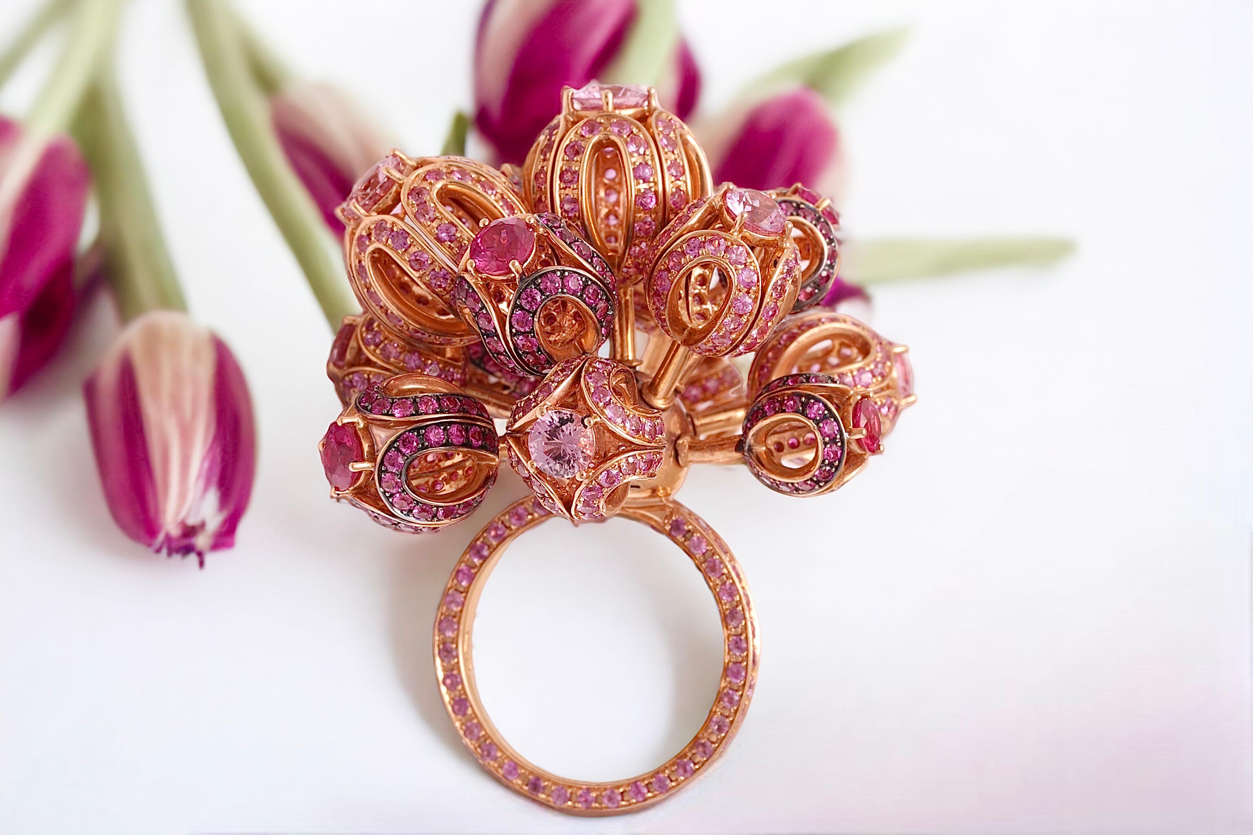 18kt Yellow Gold Moving Flower Ring with 15.65 ct Pink Sapphires For Sale 6