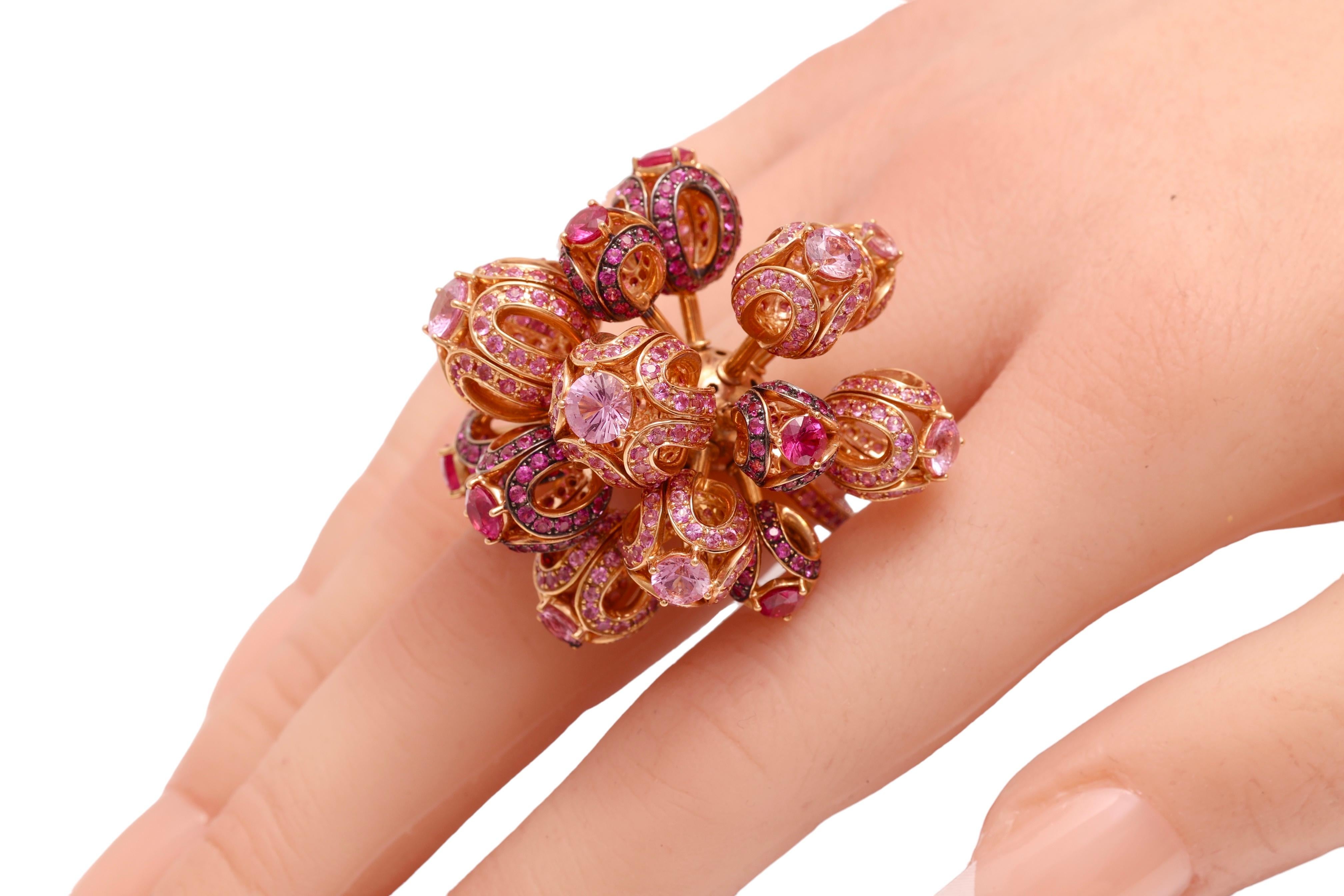 18kt Yellow Gold Moving Flower Ring with 15.65 ct Pink Sapphires For Sale 2