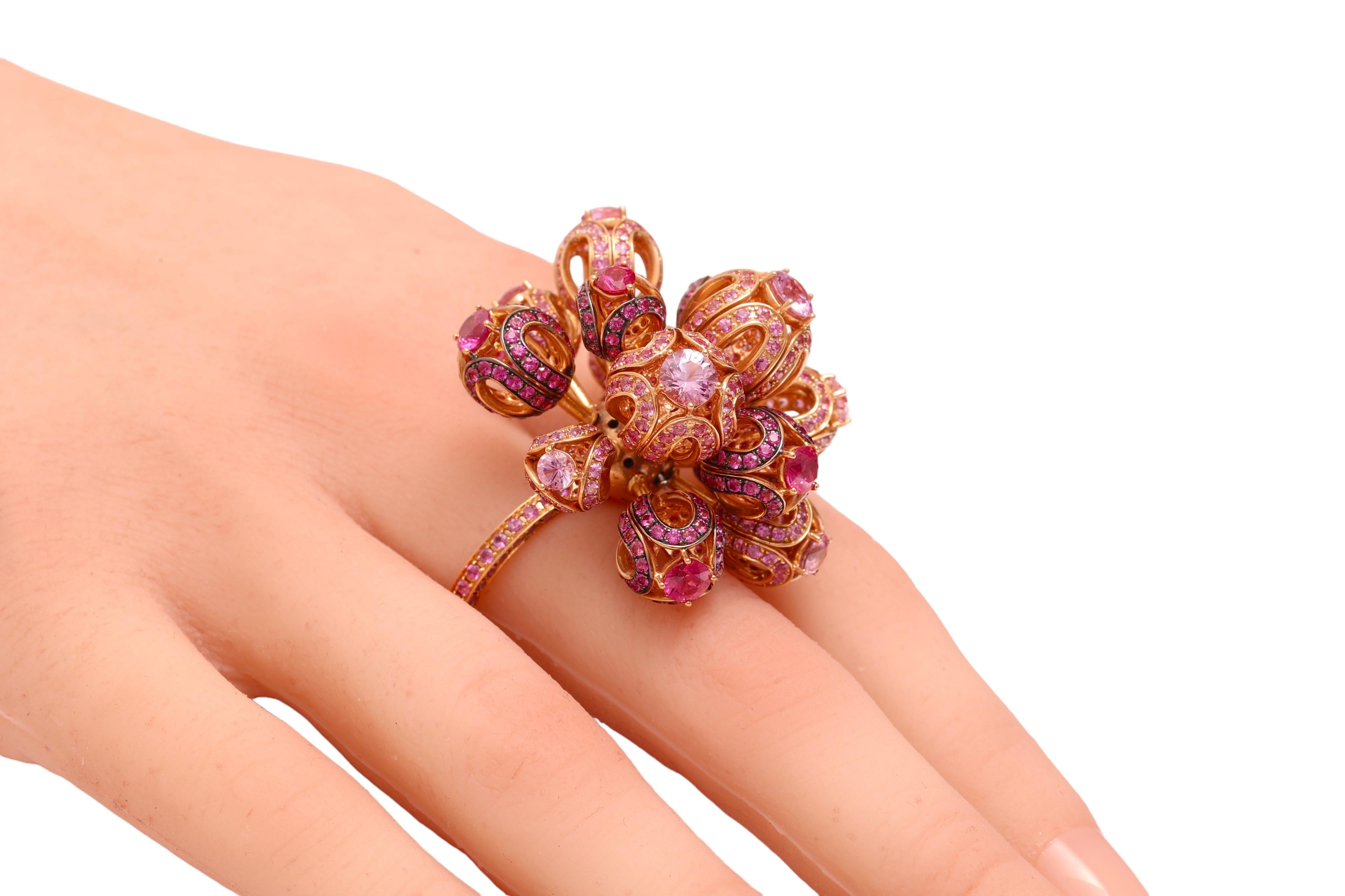 18kt Yellow Gold Moving Flower Ring with 15.65 ct Pink Sapphires For Sale 1