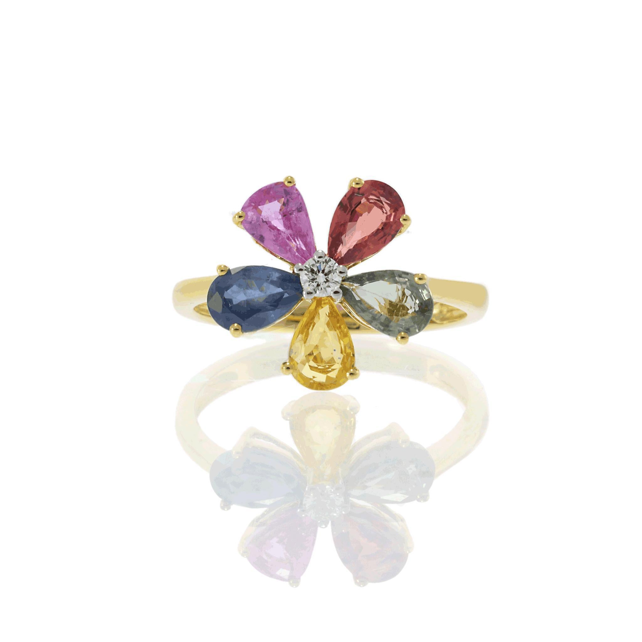 Ein lebendiger und eleganter Blumenring aus 18 Kt. Gelbgold mit 2,39 ct-tw mehrfarbigen Saphiren im Birnenschliff, die in einem zarten Blumenmotiv angeordnet sind. Die satten Farbtöne der Saphire bilden einen atemberaubenden Kontrast zu der warmen